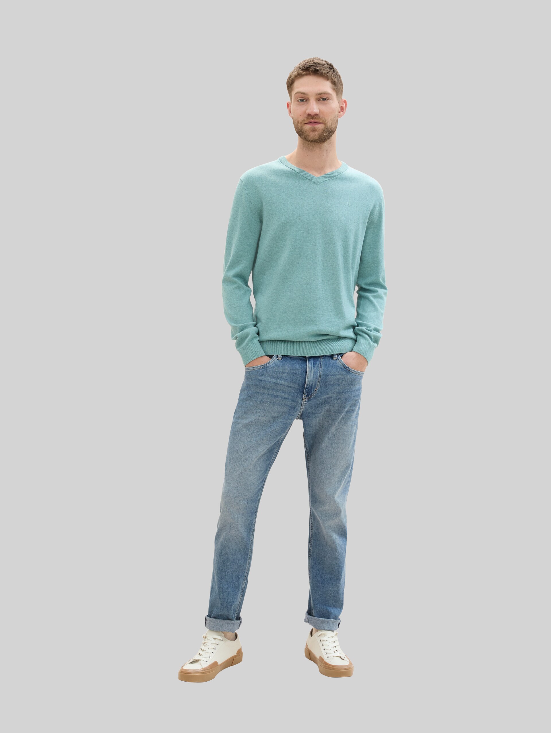 Cotton V-neck jumper - Mineral Stone Blue Melange - Model front view