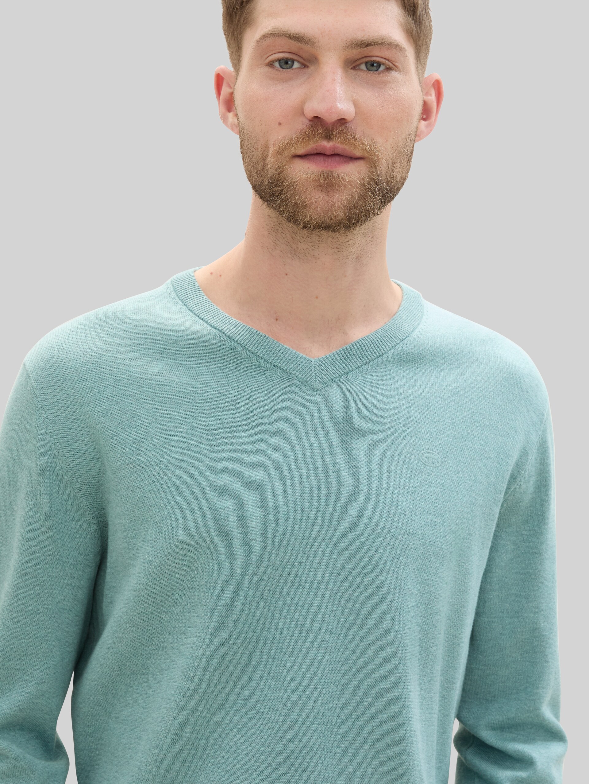 Cotton V-neck jumper - Mineral Stone Blue Melange - Detail model view