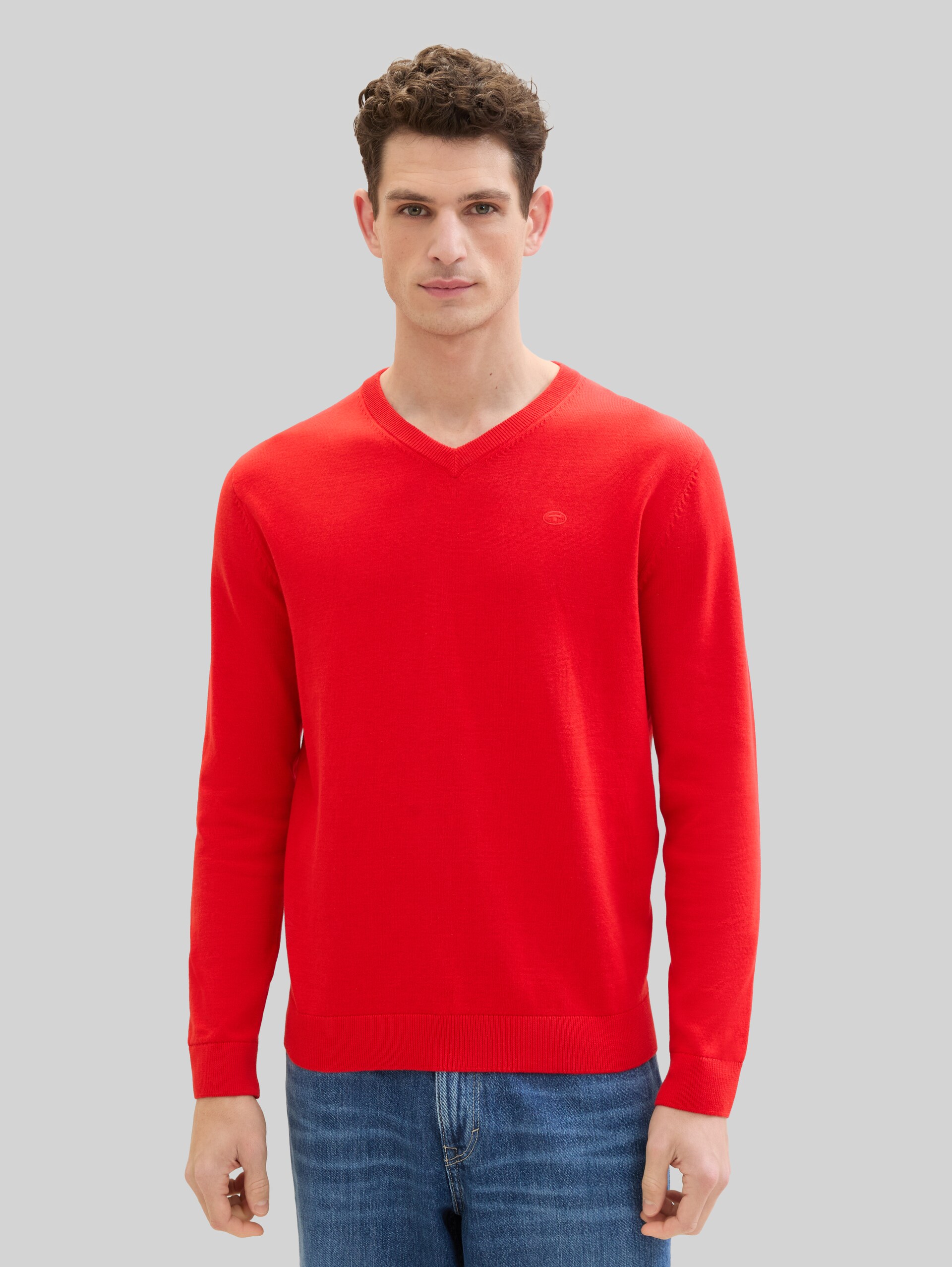 Strickpullover mit V-Ausschnitt aus Baumwolle - Basic Red - Ausschnitt Model-Vorderansicht