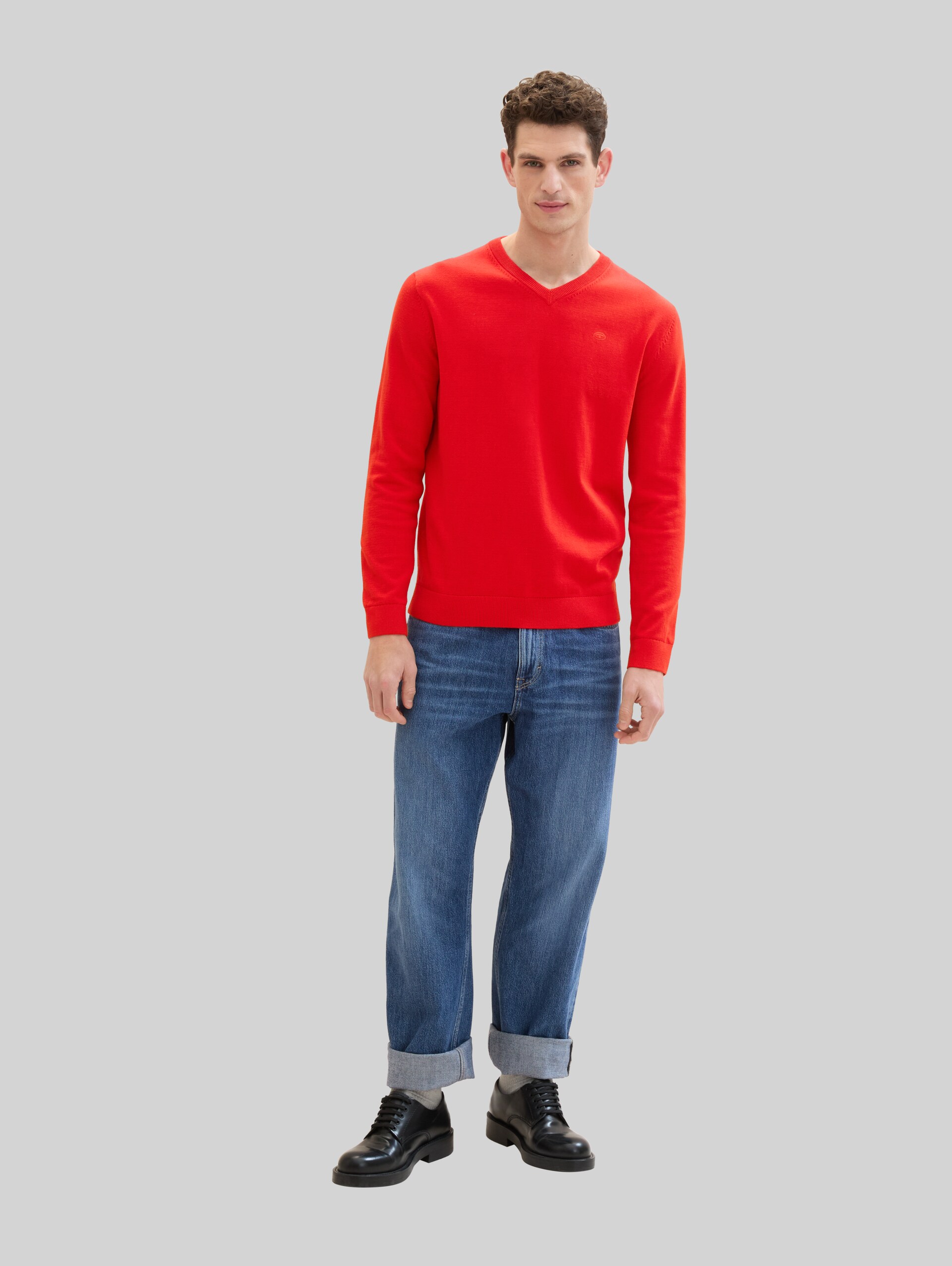 Strickpullover mit V-Ausschnitt aus Baumwolle - Basic Red - Model-Vorderansicht