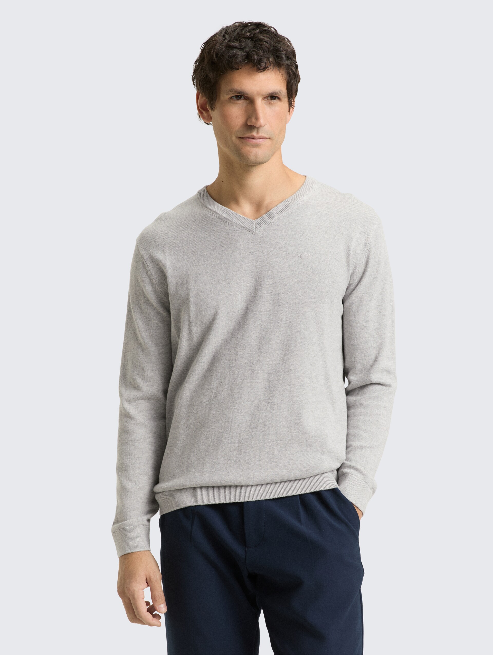 Strickpullover mit V-Ausschnitt aus Baumwolle - Light Soft Grey Melange - Ausschnitt Model-Vorderansicht