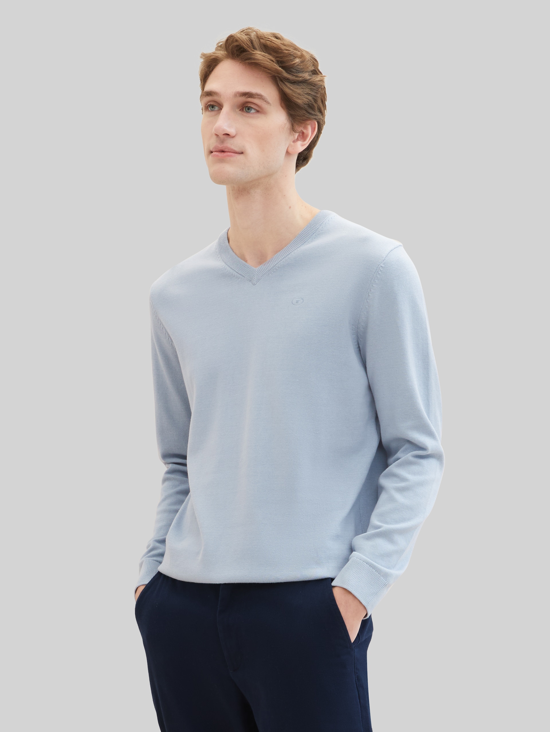 Strickpullover mit V-Ausschnitt aus Baumwolle - Foggy Blue - Ausschnitt Model-Vorderansicht
