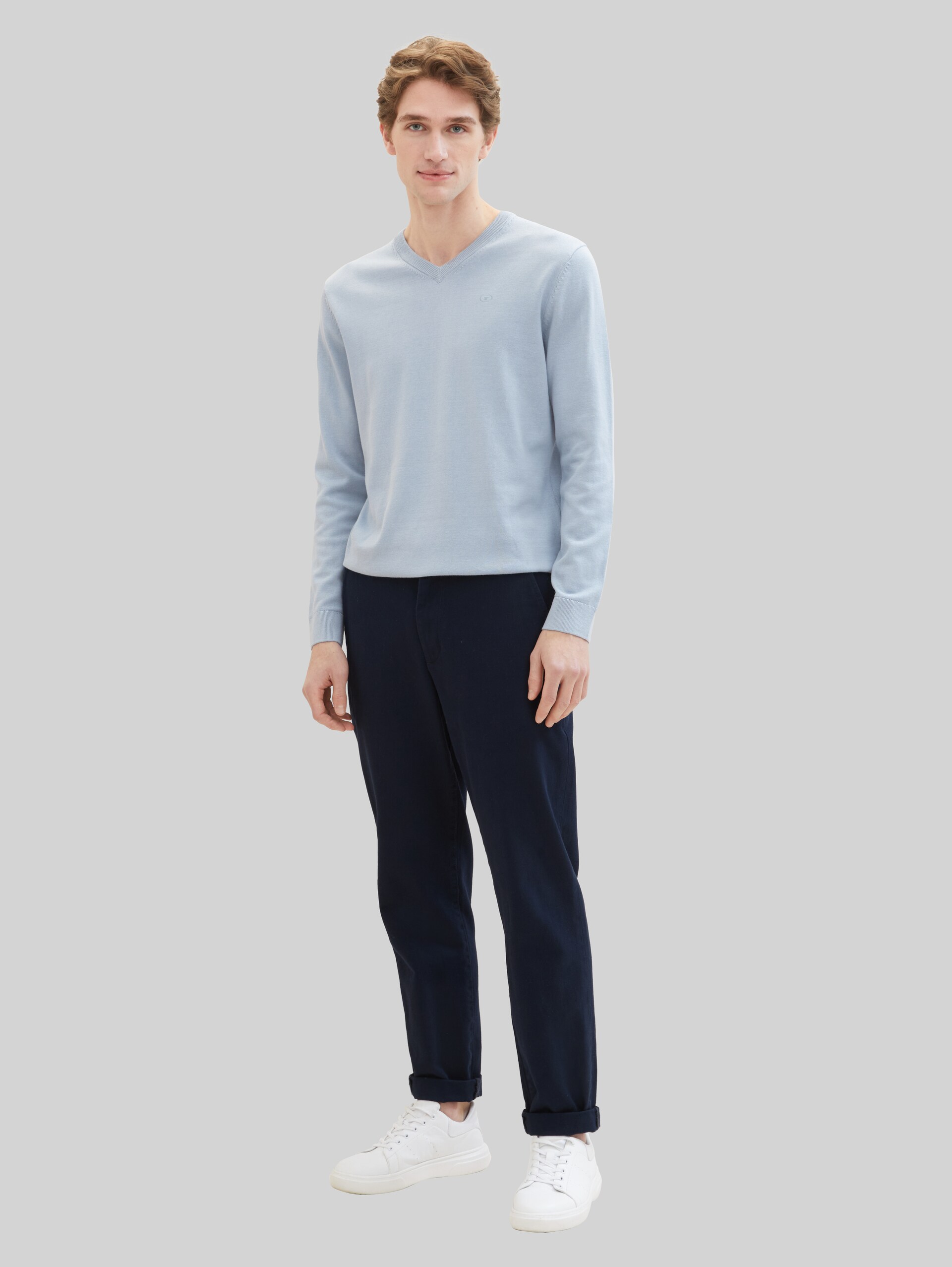 Strickpullover mit V-Ausschnitt aus Baumwolle - Foggy Blue - Model-Vorderansicht