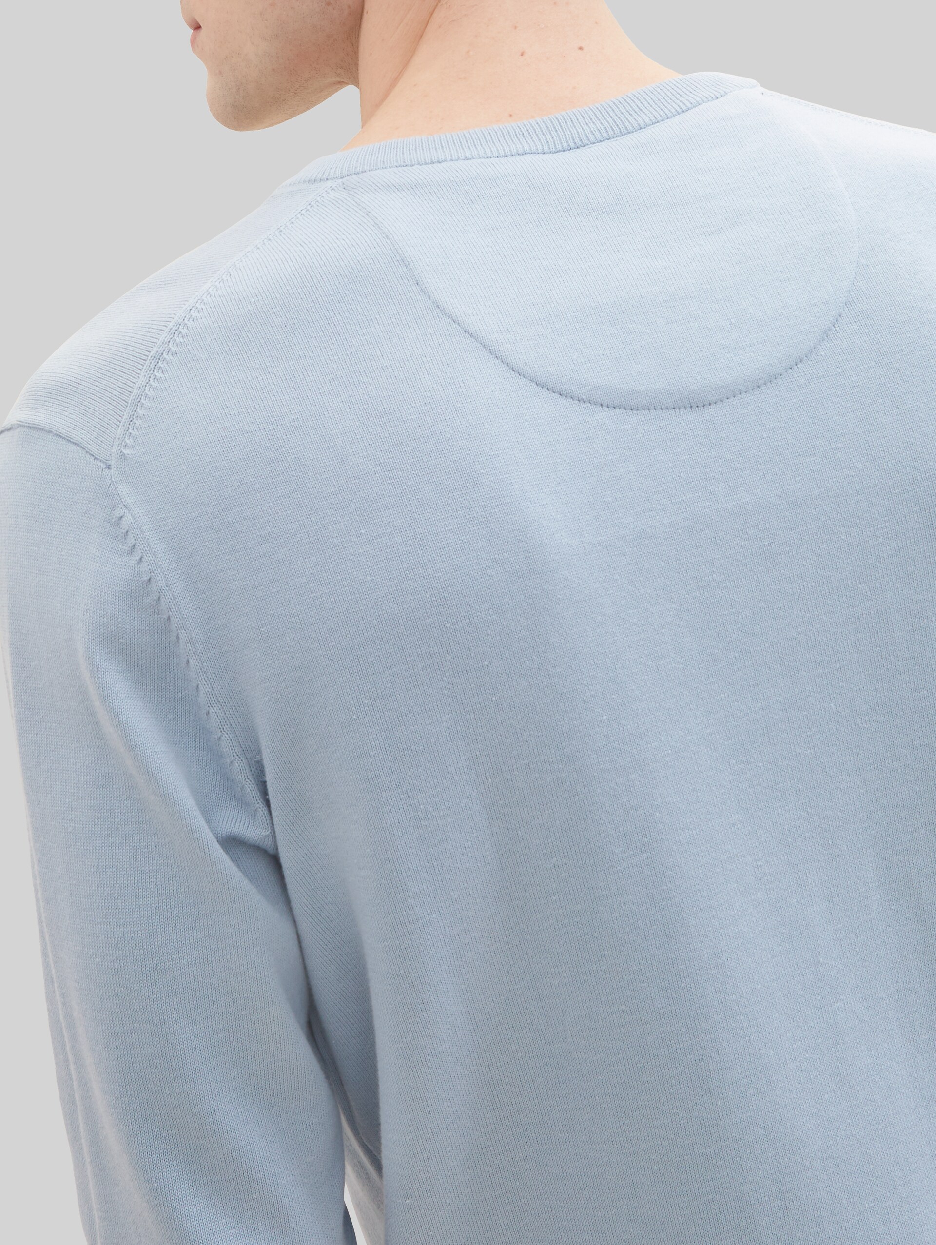 Strickpullover mit V-Ausschnitt aus Baumwolle - Foggy Blue - Detail-Model-Ansicht