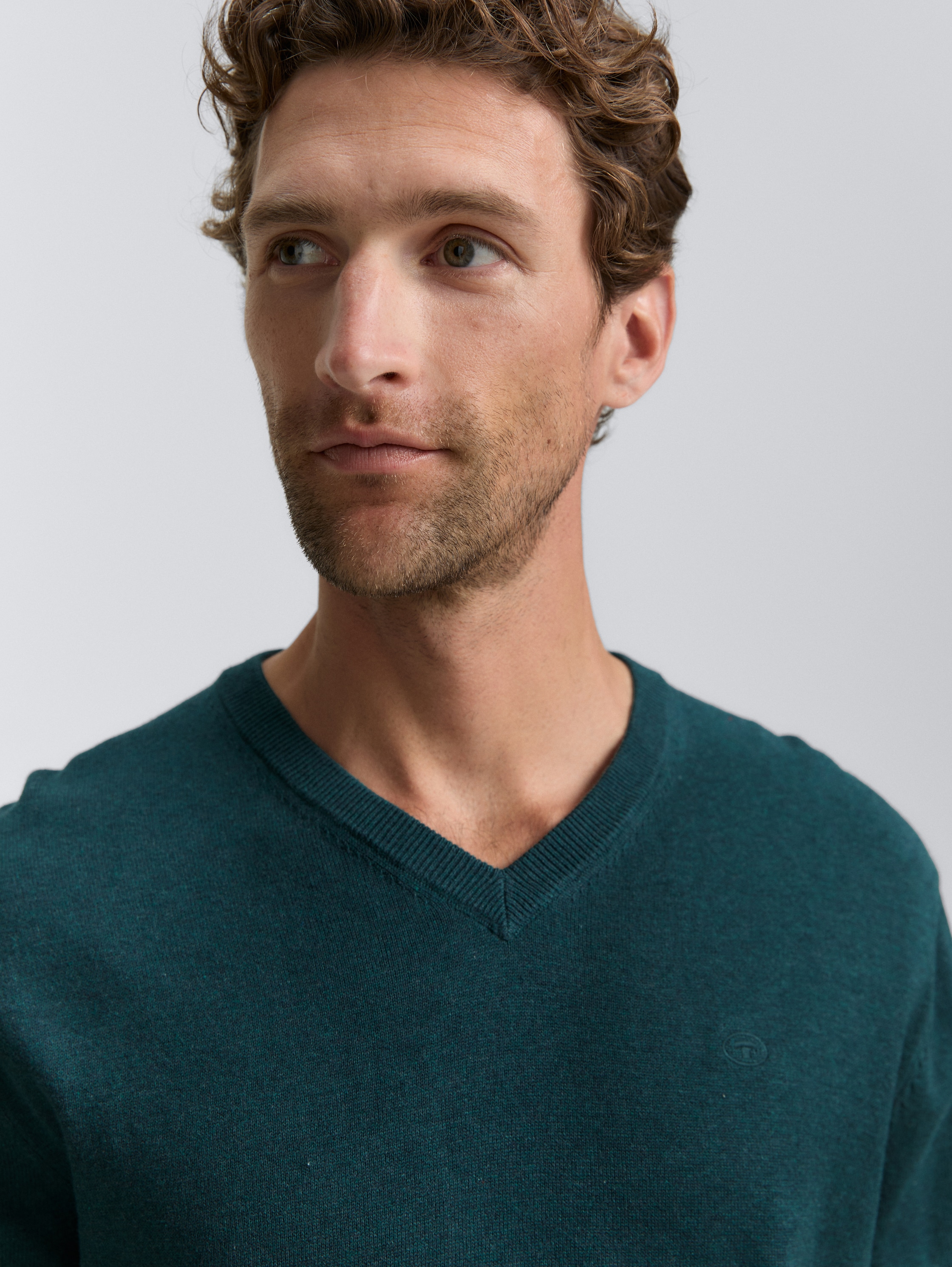 Strickpullover mit V-Ausschnitt aus Baumwolle - sapphire green melange - Detail-Model-Ansicht