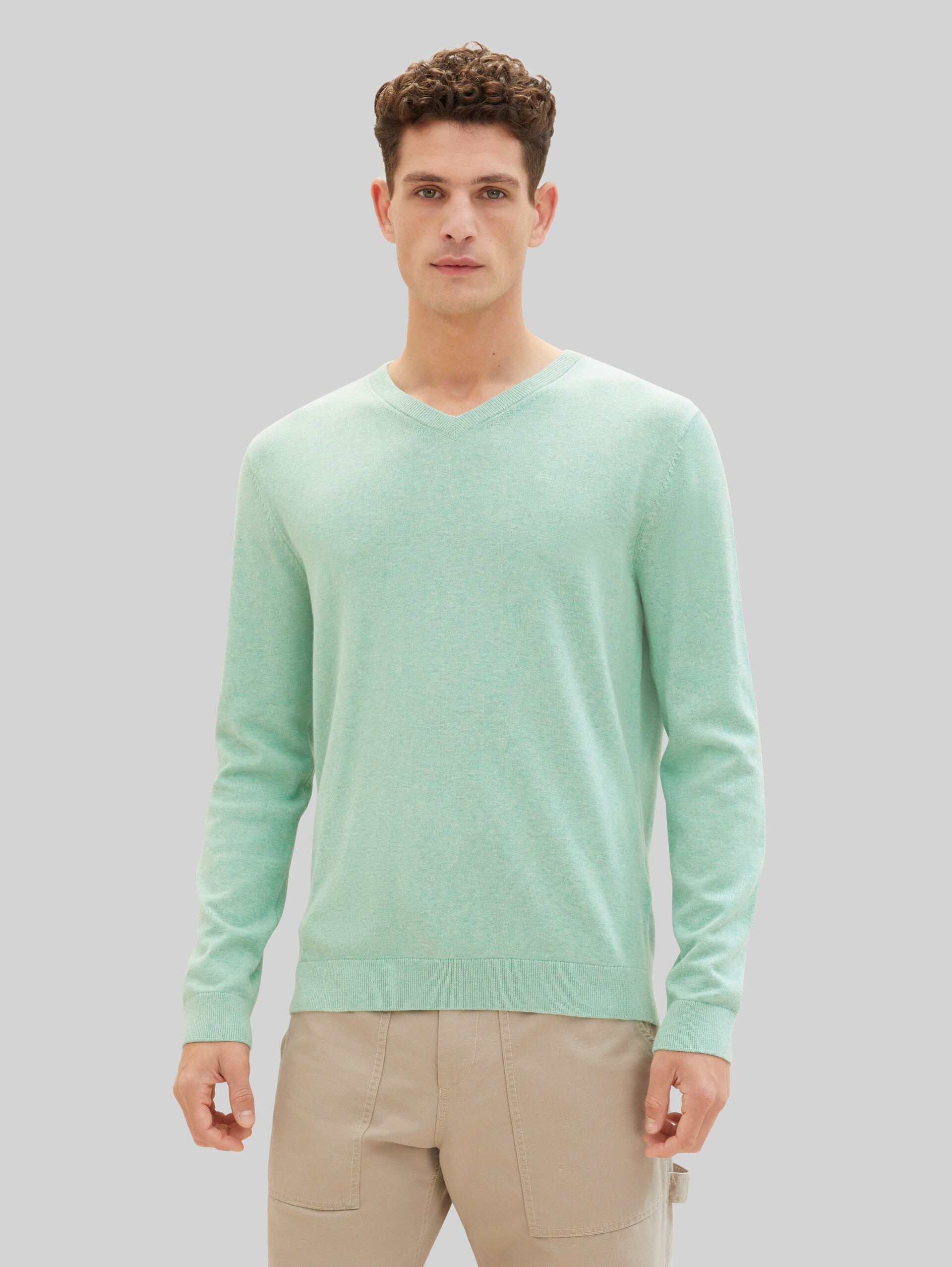Strickpullover mit V-Ausschnitt aus Baumwolle - soft jade melange - Ausschnitt Model-Vorderansicht