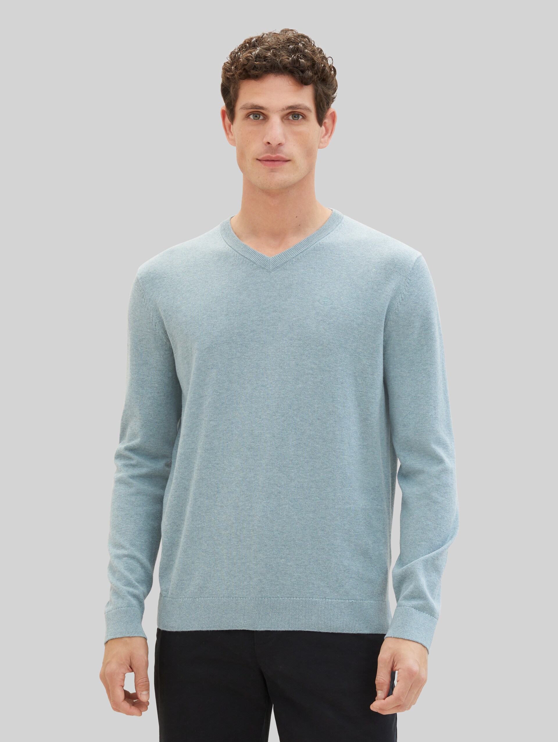 Strickpullover mit V-Ausschnitt aus Baumwolle - dusty ice melange - Ausschnitt Model-Vorderansicht