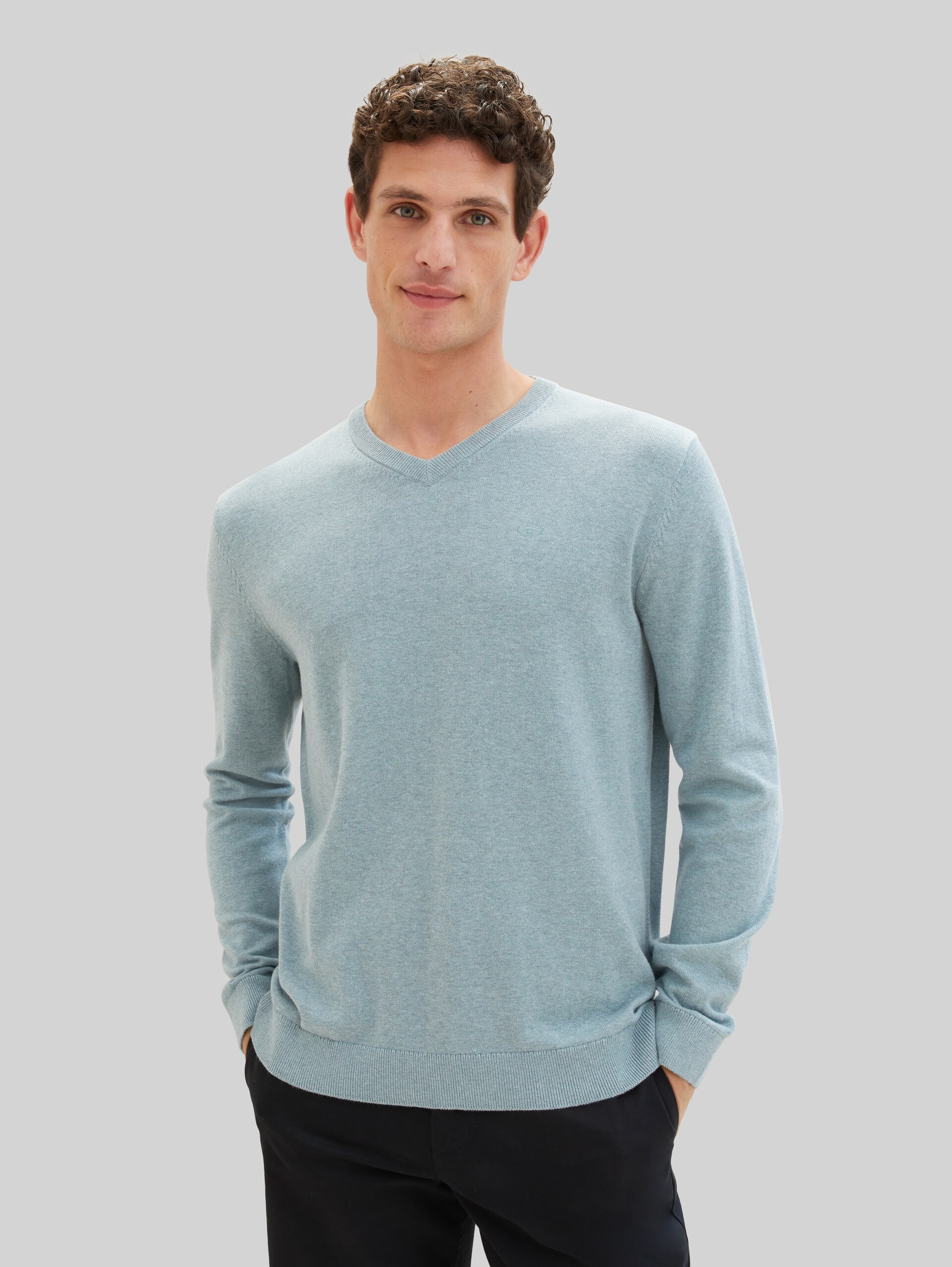 Strickpullover mit V-Ausschnitt aus Baumwolle - dusty ice melange