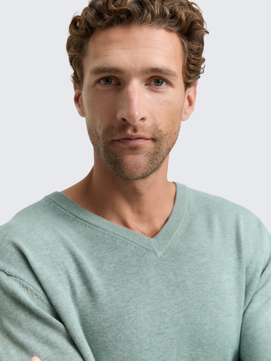 Strickpullover mit V-Ausschnitt aus Baumwolle - dark smoke green melange - Detail-Model-Ansicht