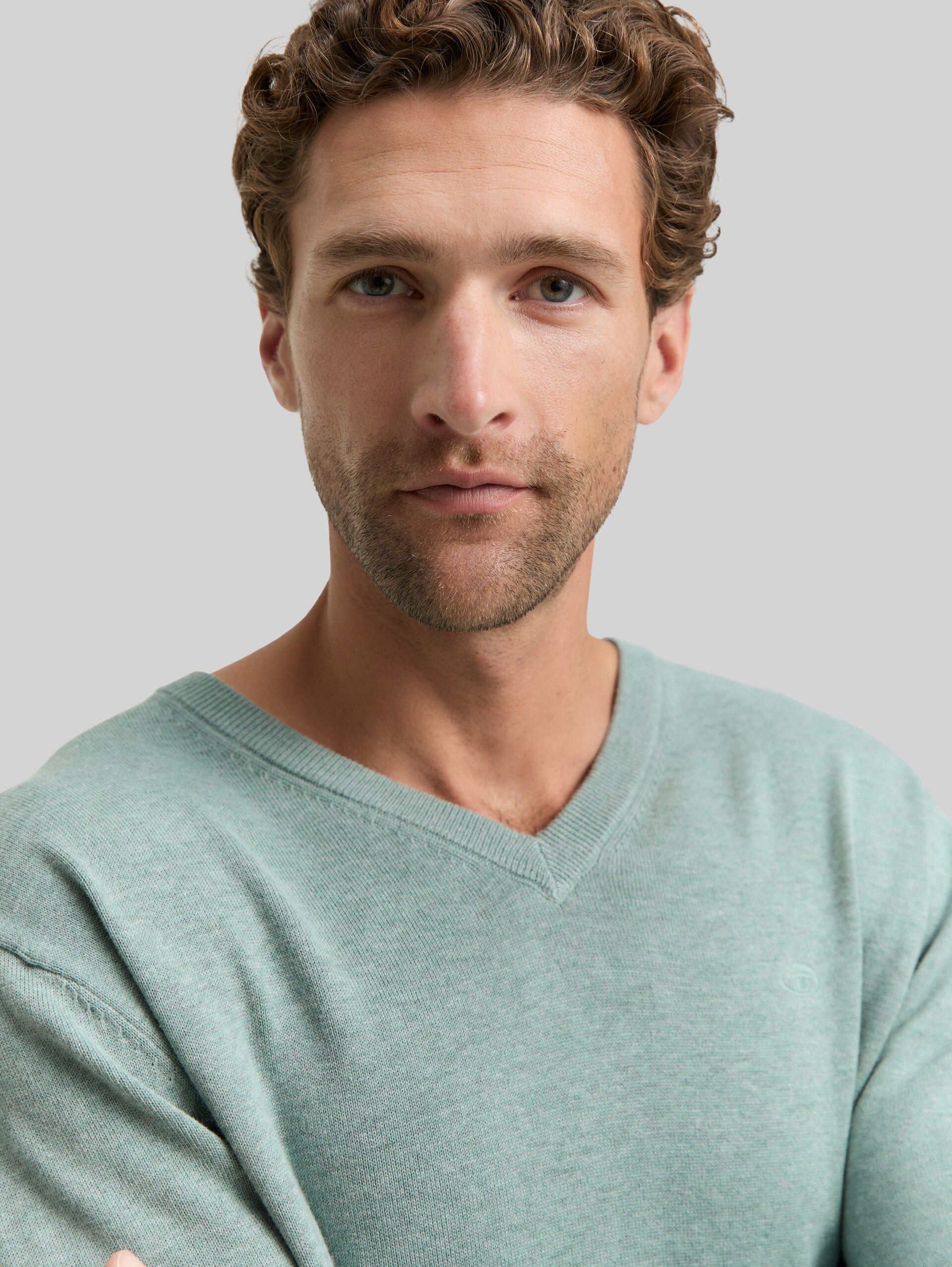 Cotton knit jumper with V-neck - dark smoke green melange - Detail model view