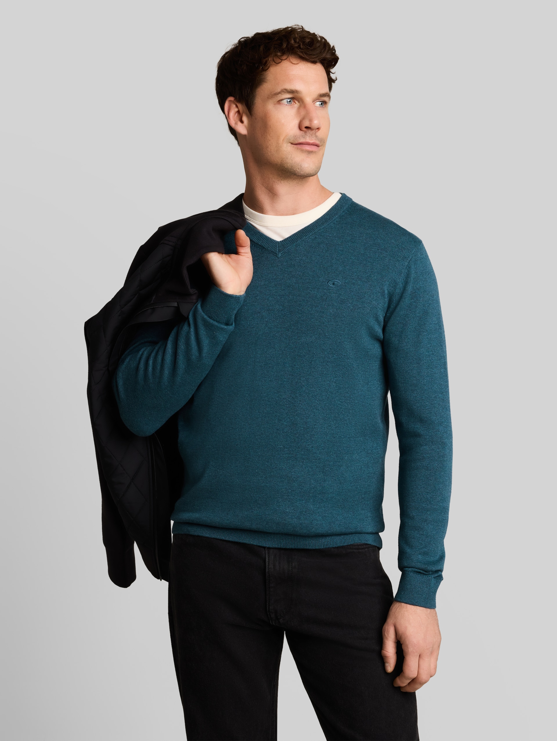 Strickpullover mit V-Ausschnitt aus Baumwolle - dark green melange - Ausschnitt Model-Vorderansicht