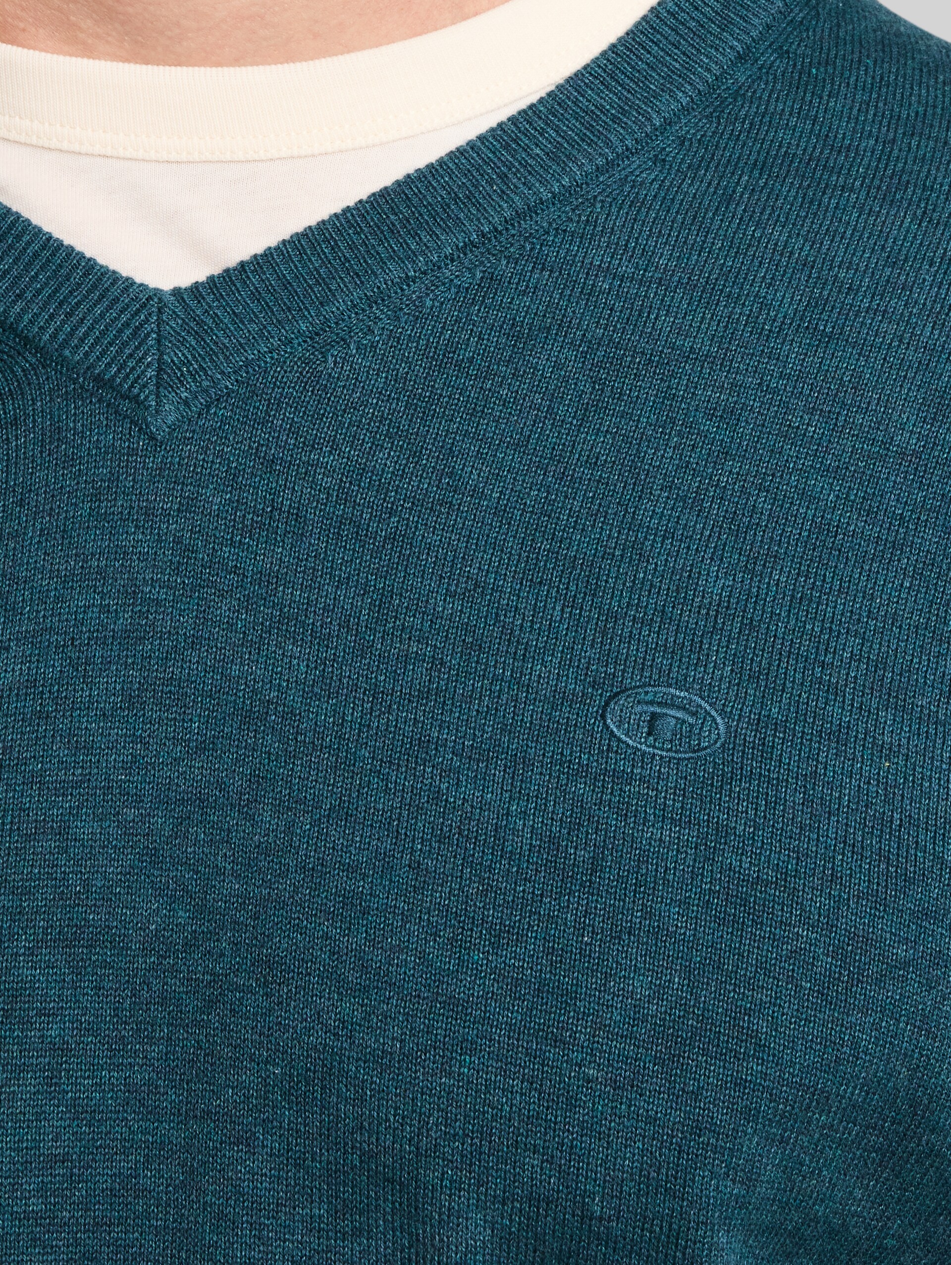 Strickpullover mit V-Ausschnitt aus Baumwolle - dark green melange - Detail-Model-Ansicht