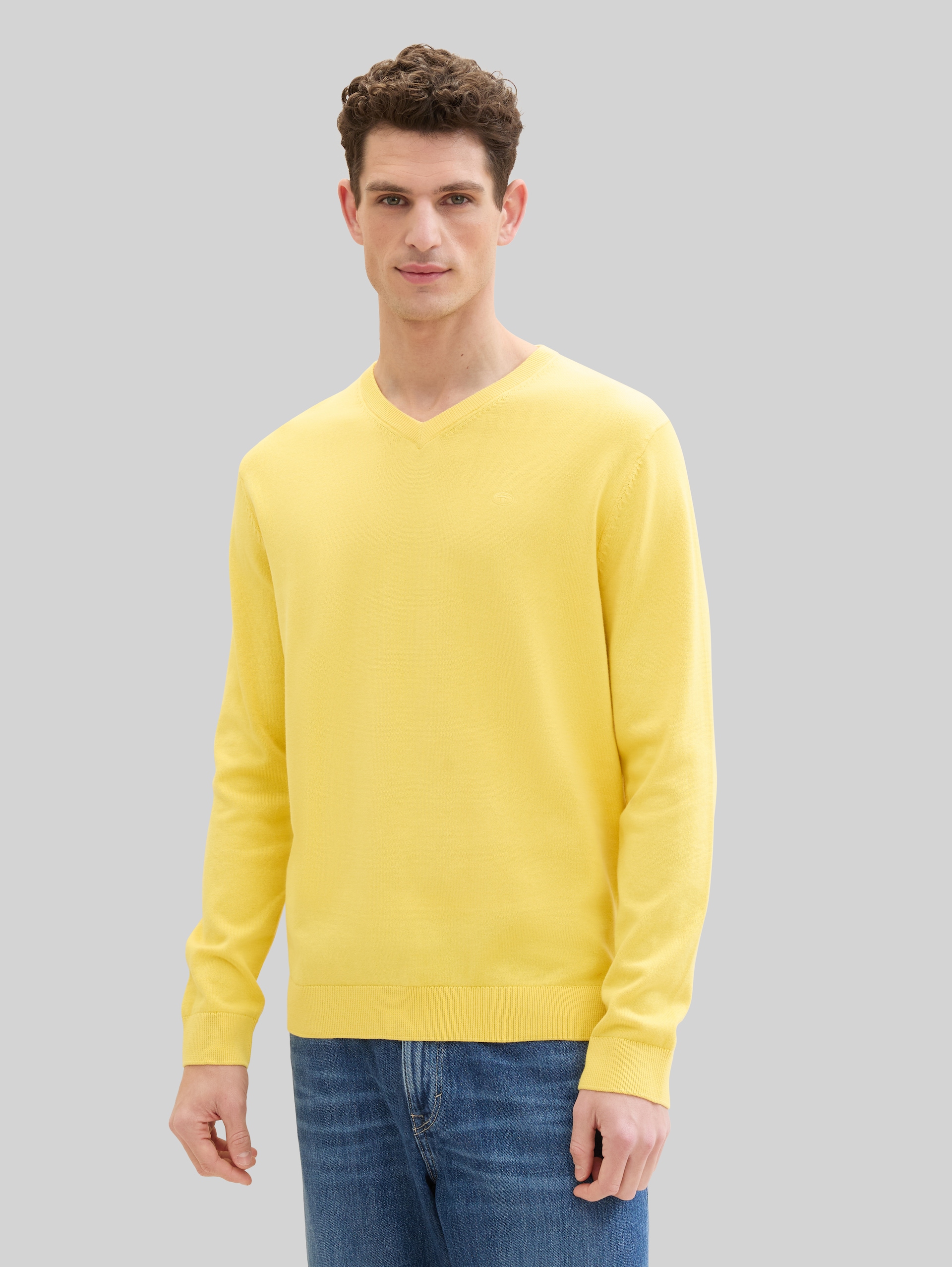 Pull en maille à col en V en coton - sunny yellow - Découpe Vue de face du modèle