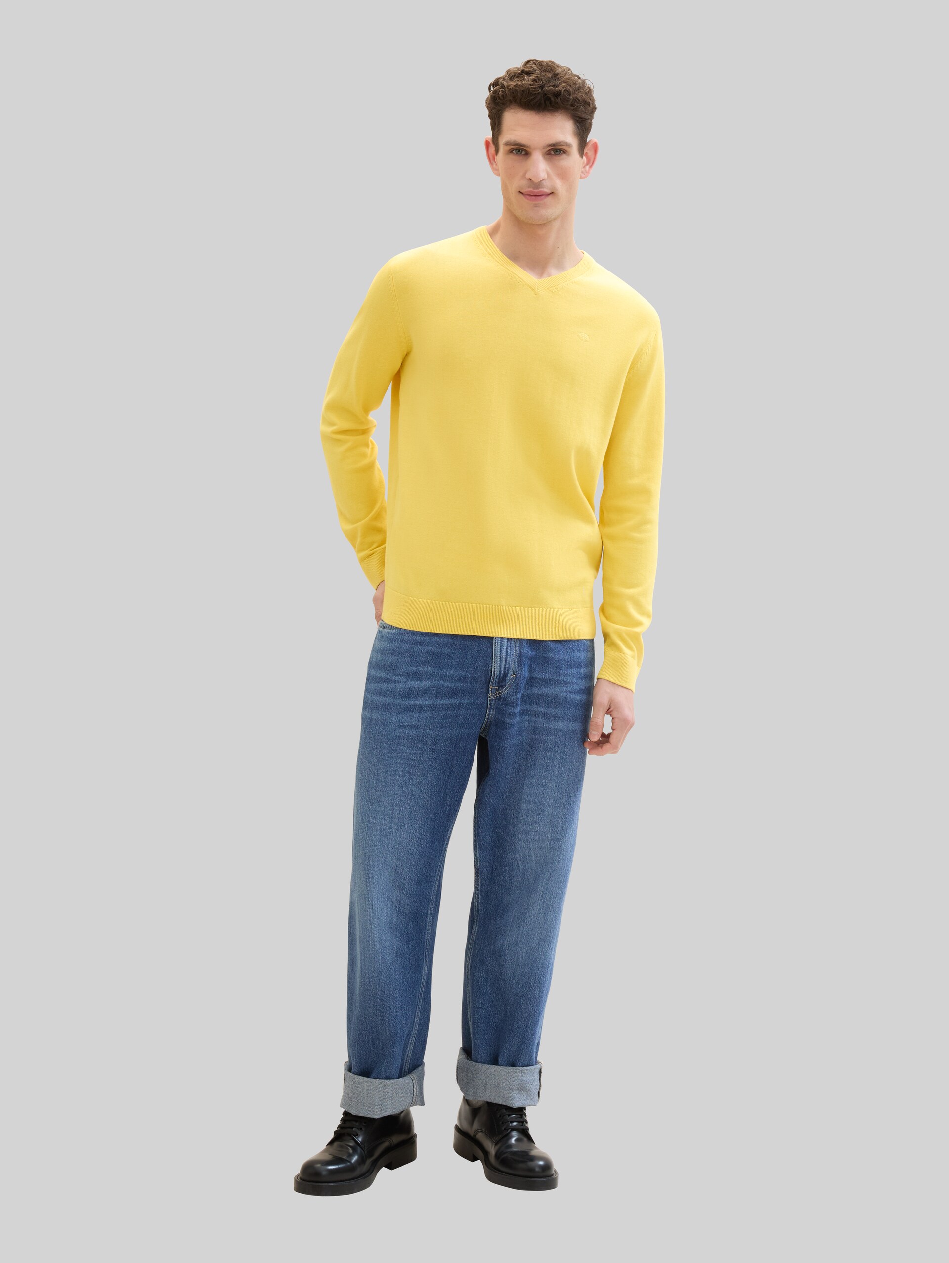 Pull en maille à col en V en coton - sunny yellow - Vue de face du modèle