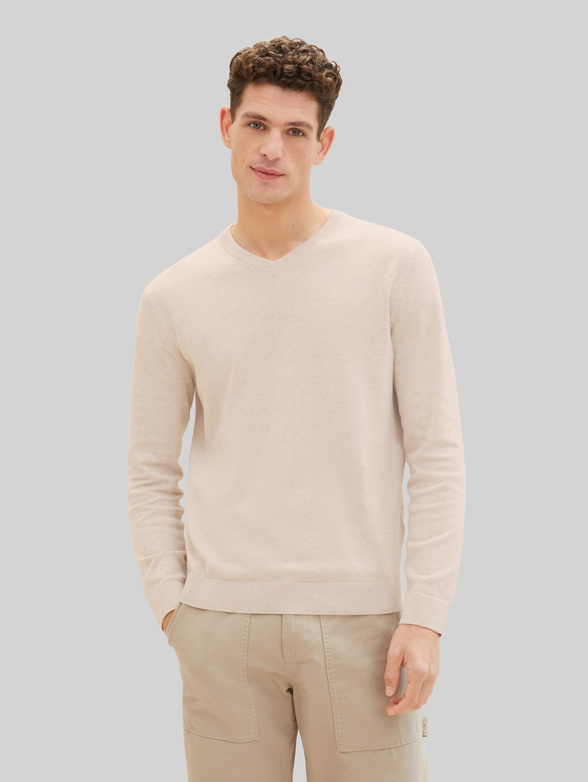 Pull en maille à col en V en coton - silver ecru light melange - Découpe Vue de face du modèle