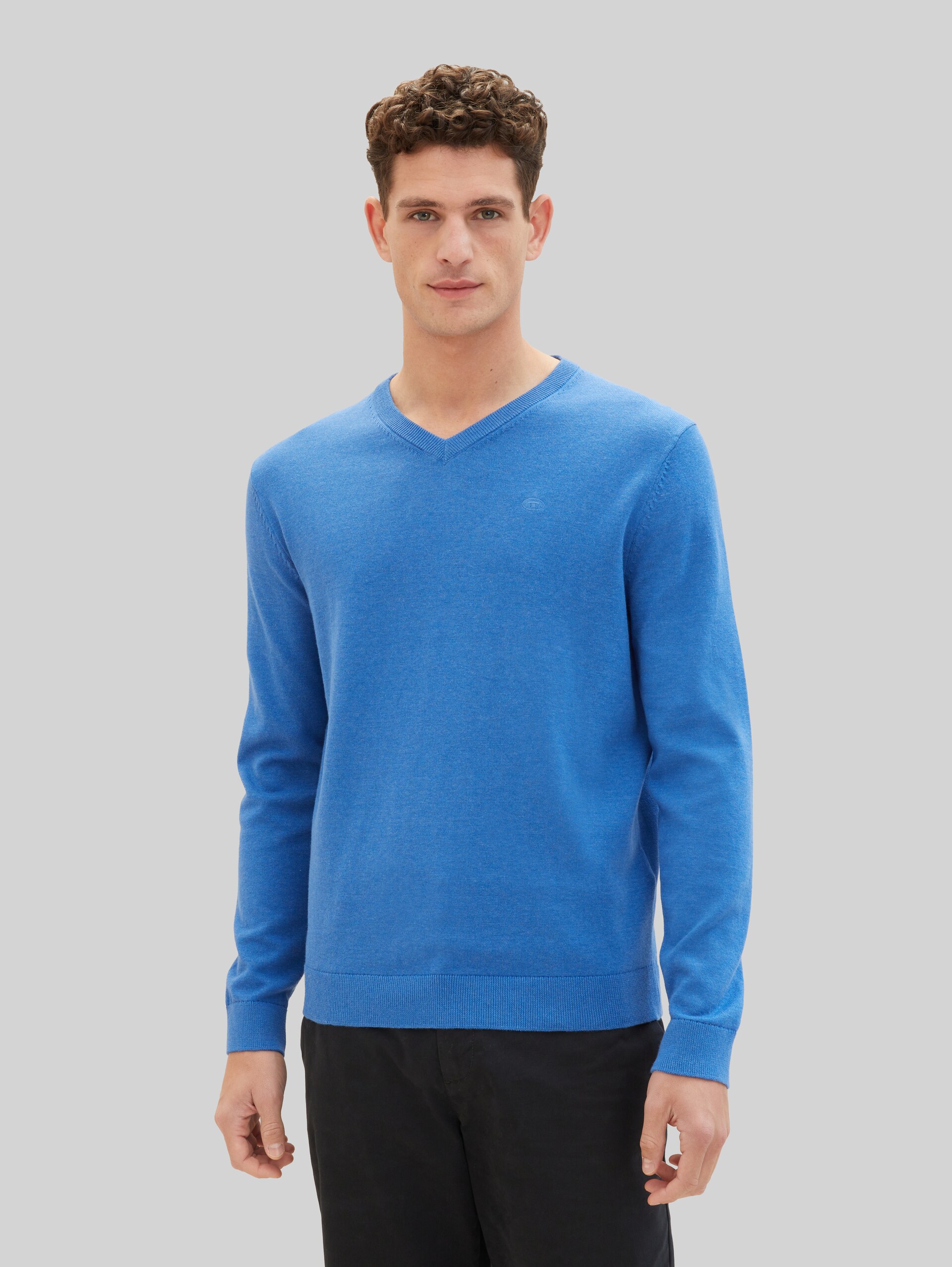 Strickpullover mit V-Ausschnitt aus Baumwolle - sure blue melange - Ausschnitt Model-Vorderansicht