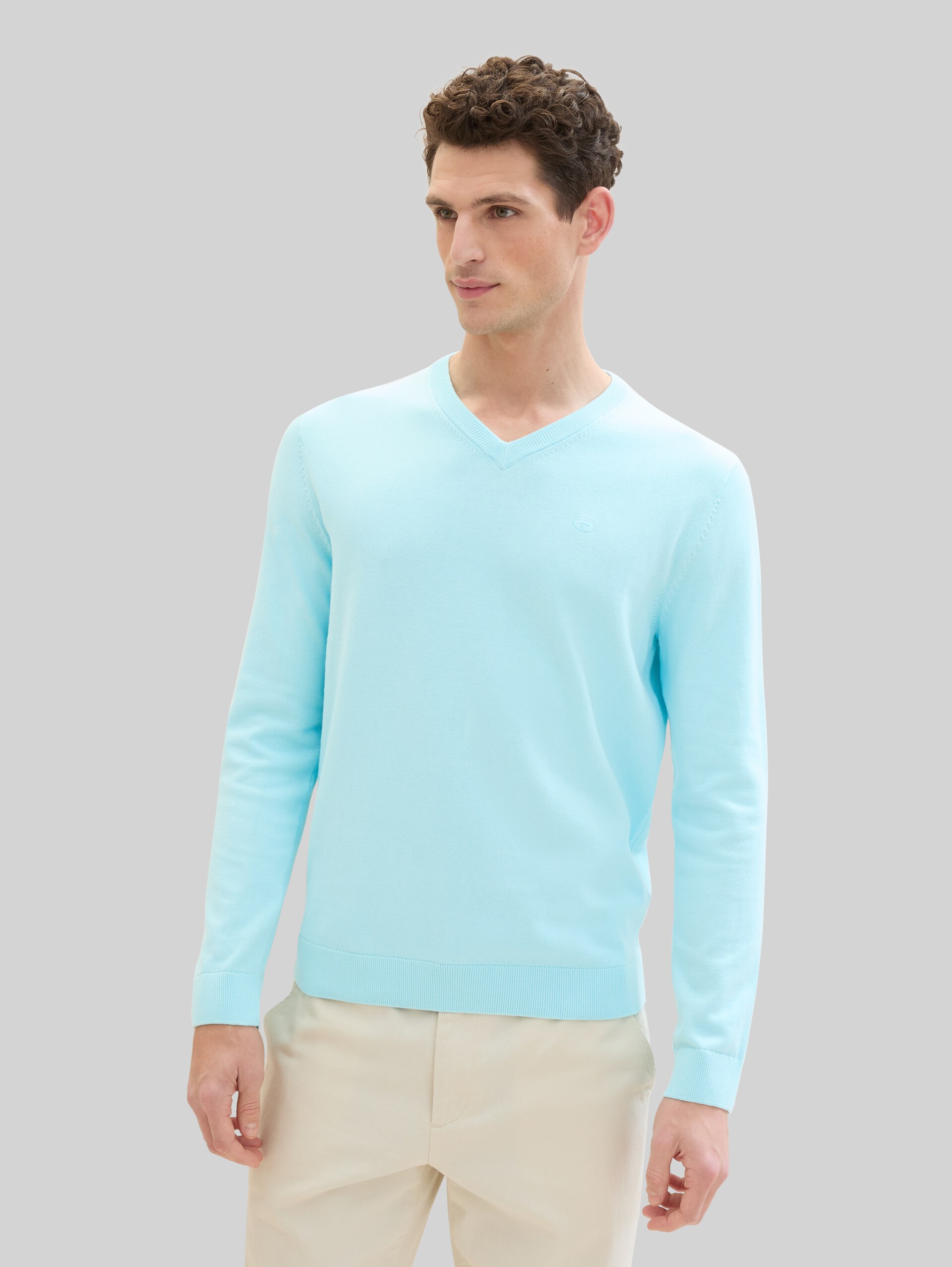 Strickpullover mit V-Ausschnitt aus Baumwolle - caribbean turquoise - Ausschnitt Model-Vorderansicht
