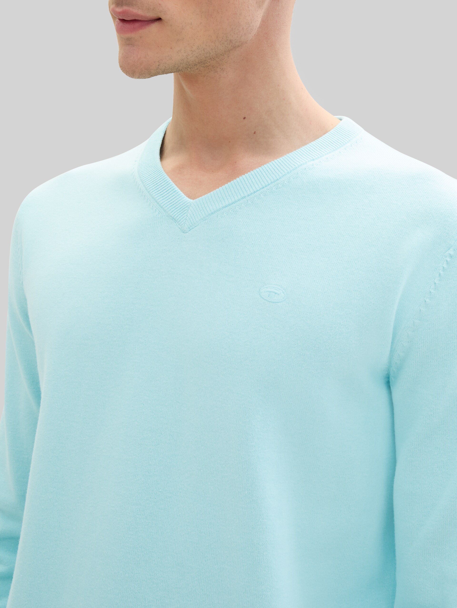Strickpullover mit V-Ausschnitt aus Baumwolle - caribbean turquoise - Detail-Model-Ansicht