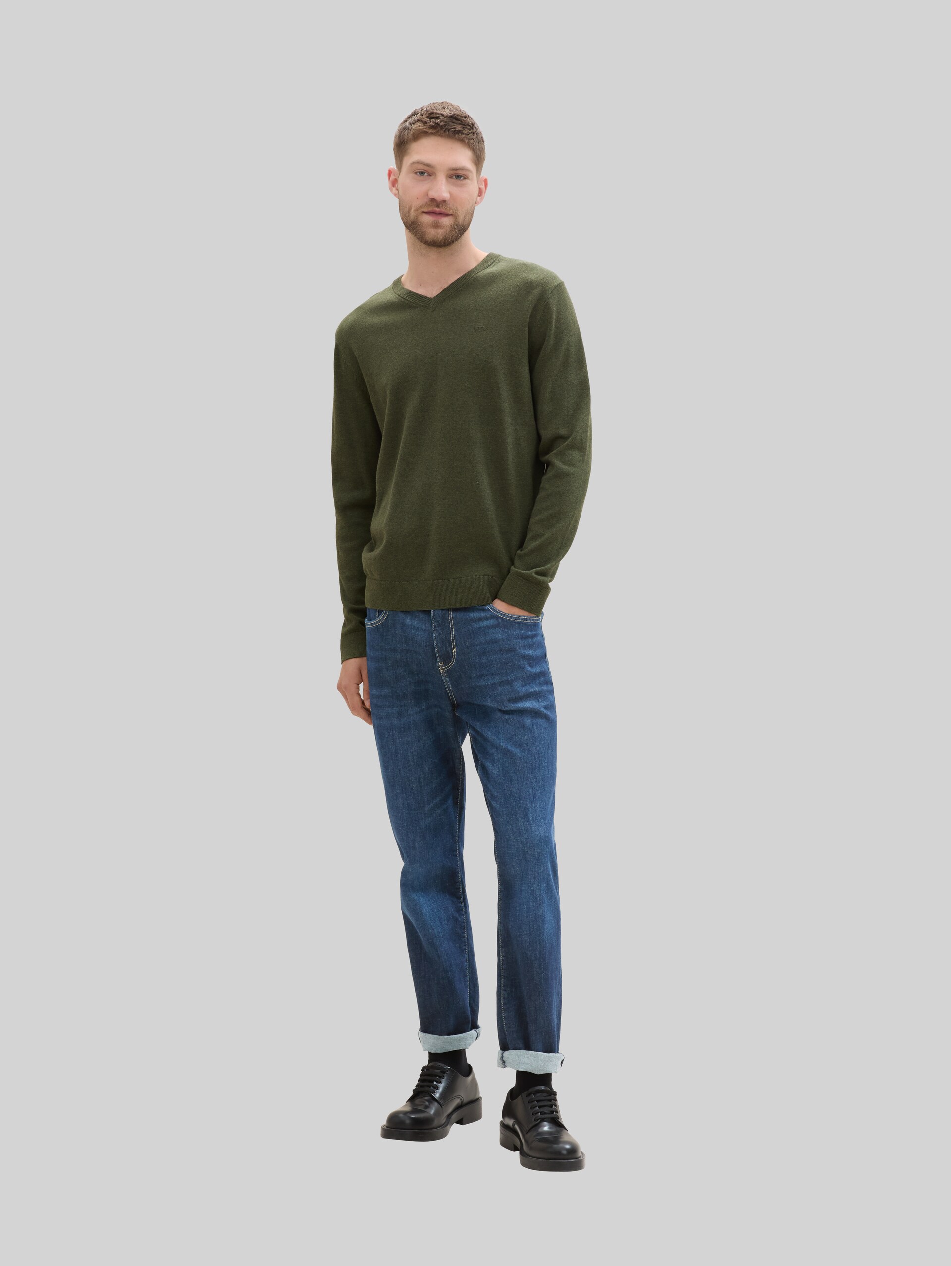 Gebreide trui met V-hals van katoen - rosin green melange - Model vooraanzicht