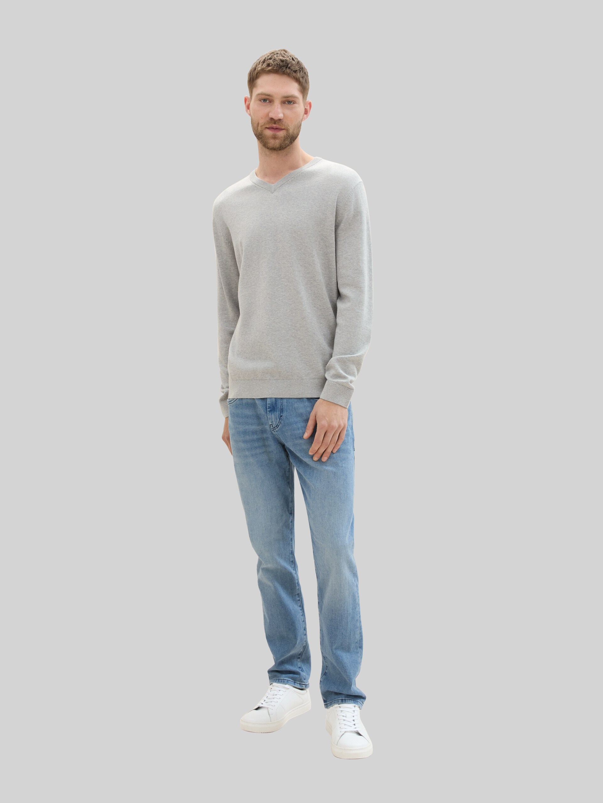 Gebreide trui met V-hals van katoen - bright stone grey melange - Model vooraanzicht