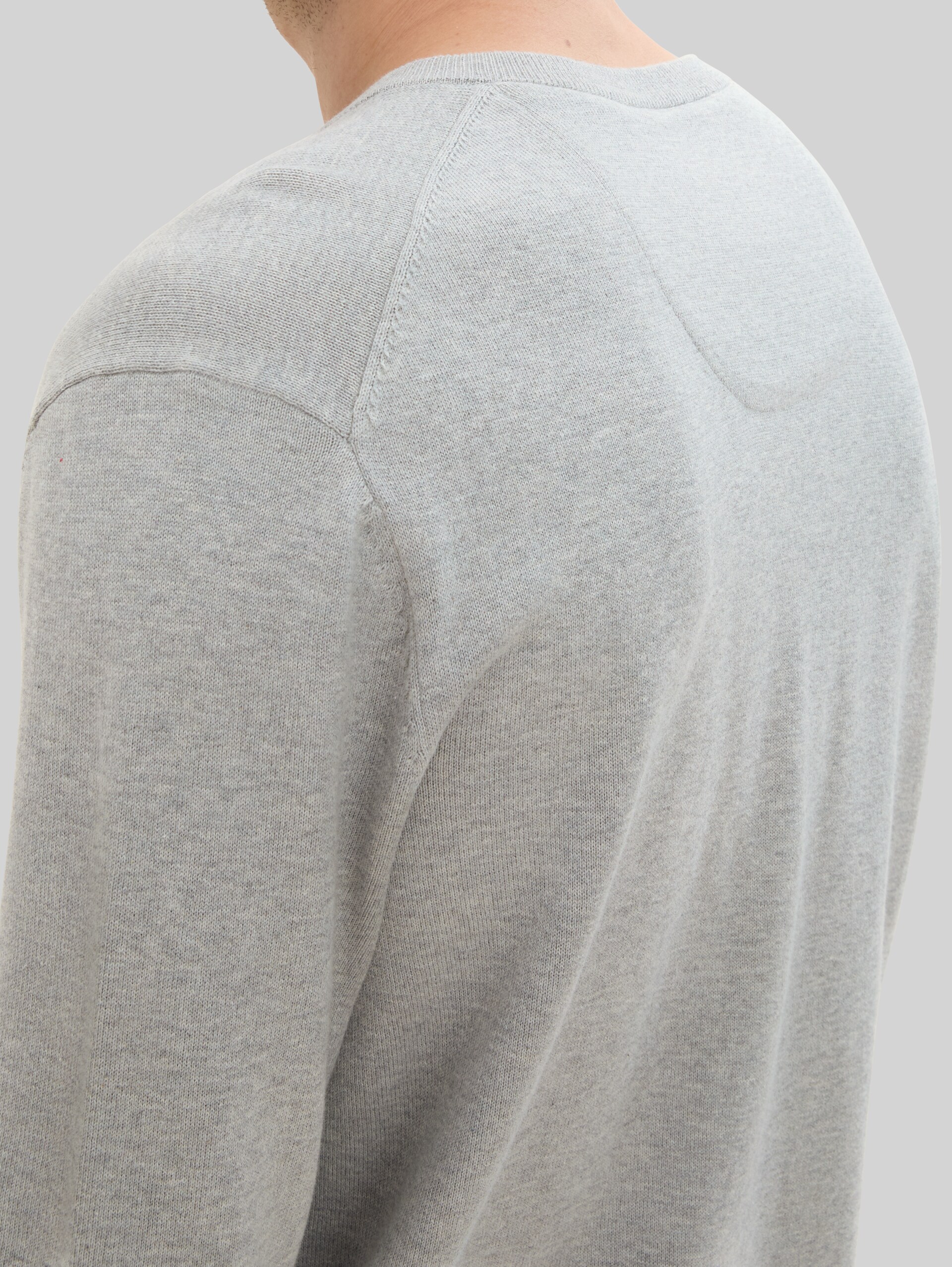Gebreide trui met V-hals van katoen - bright stone grey melange - Detailaanzicht model