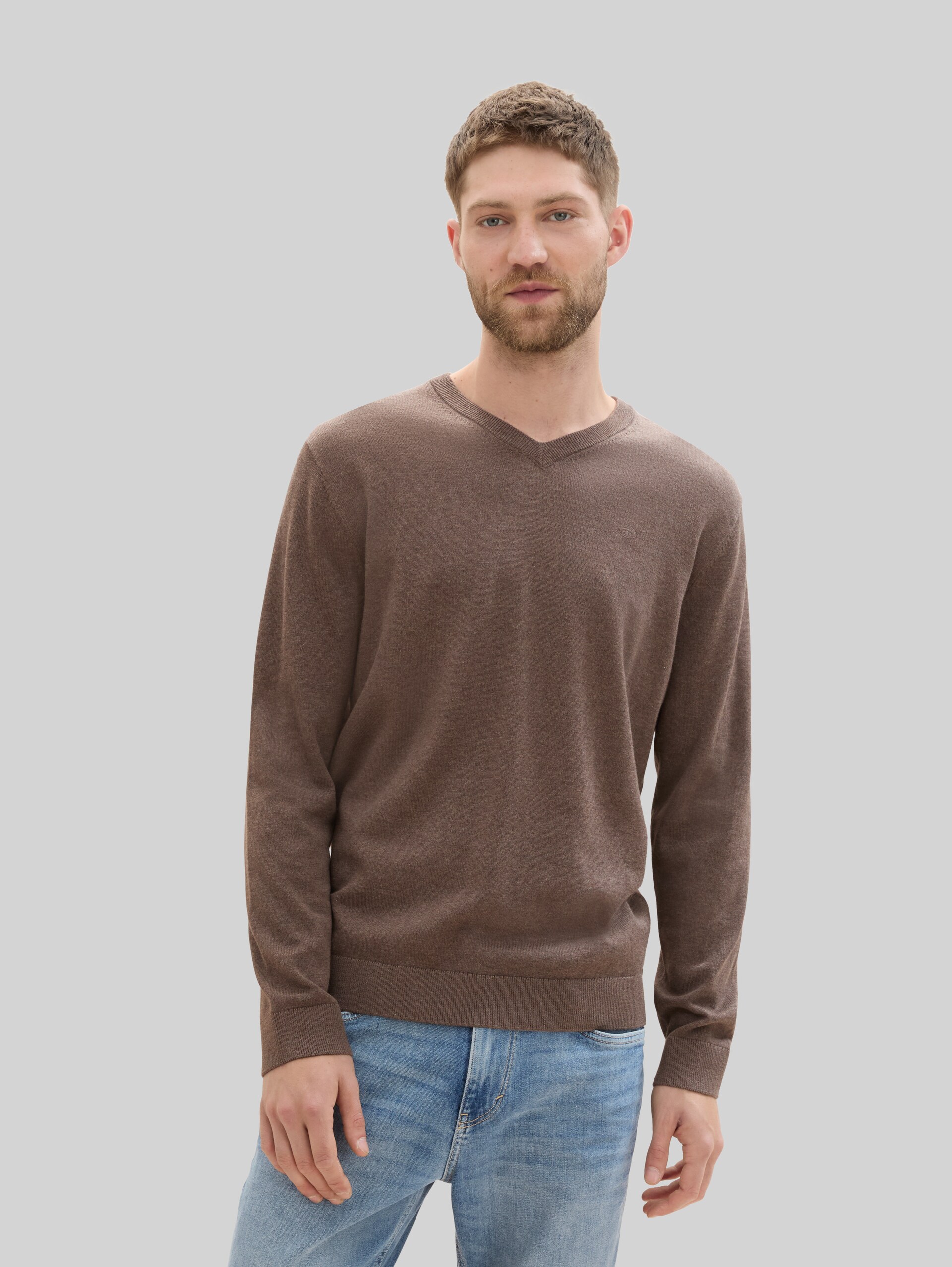 Gebreide trui met V-hals van katoen - wood brown melange - Nek model vooraanzicht