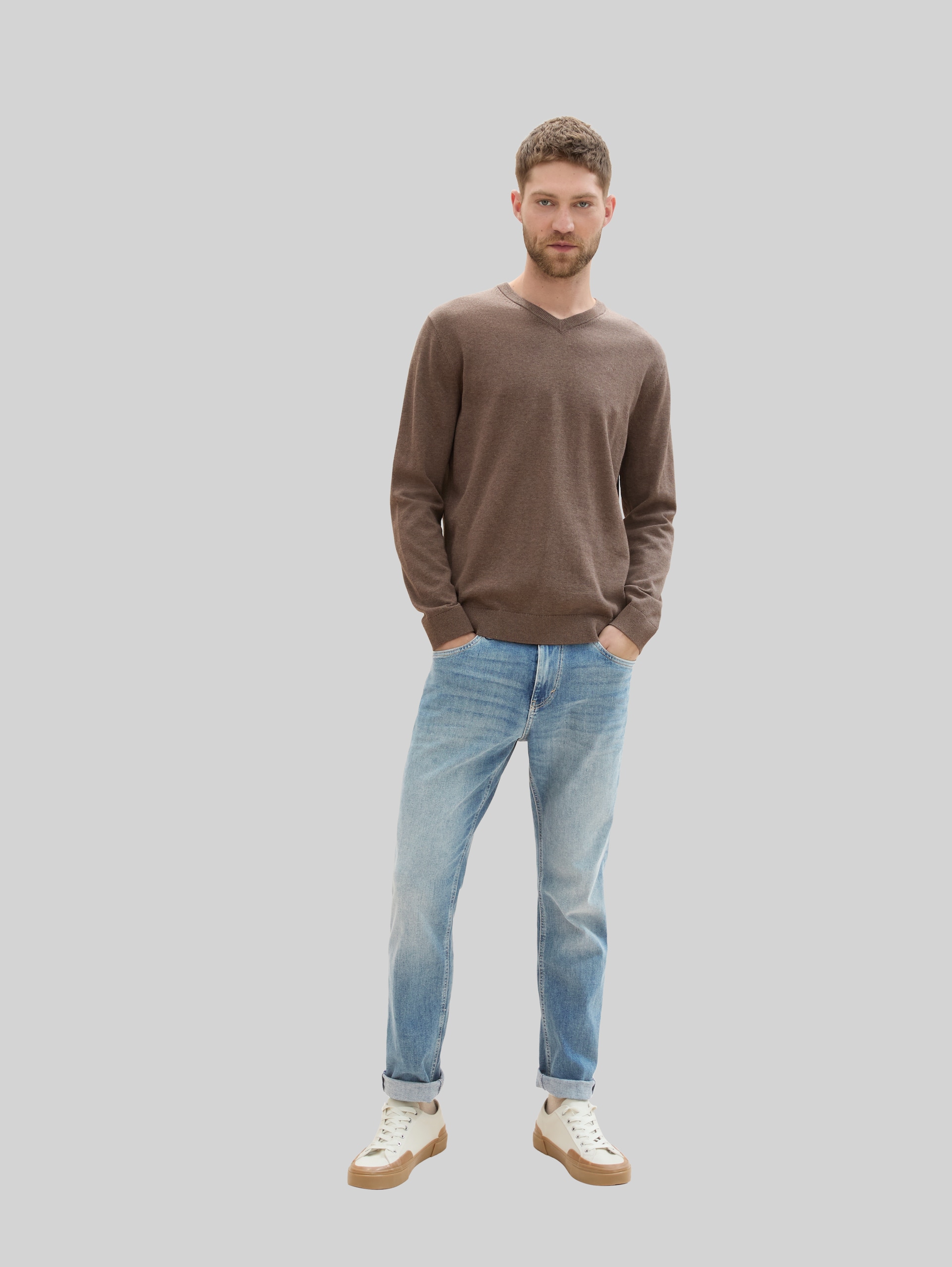 Gebreide trui met V-hals van katoen - wood brown melange - Model vooraanzicht