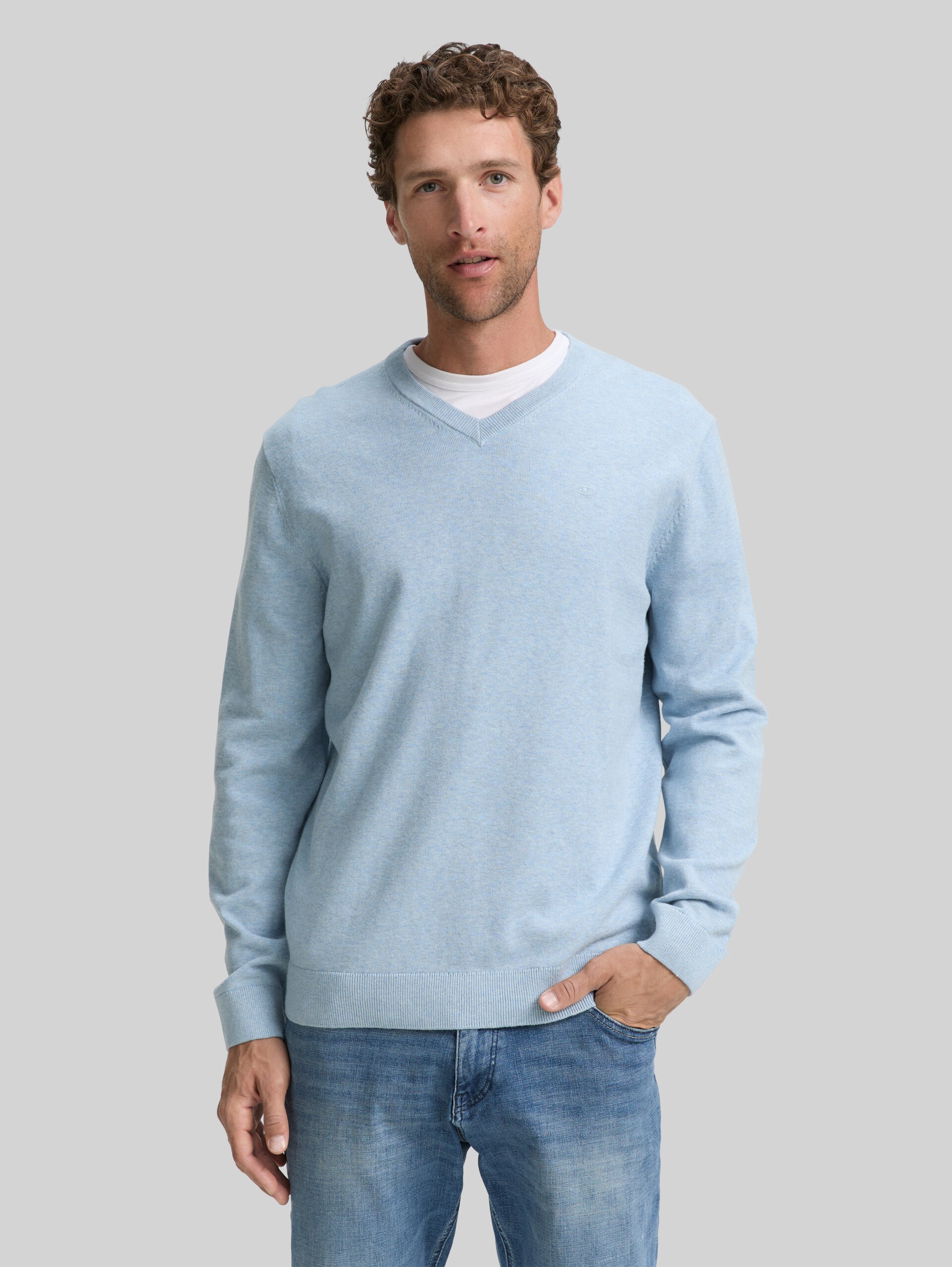 Strickpullover mit V-Ausschnitt aus Baumwolle - light metal blue melange - Ausschnitt Model-Vorderansicht