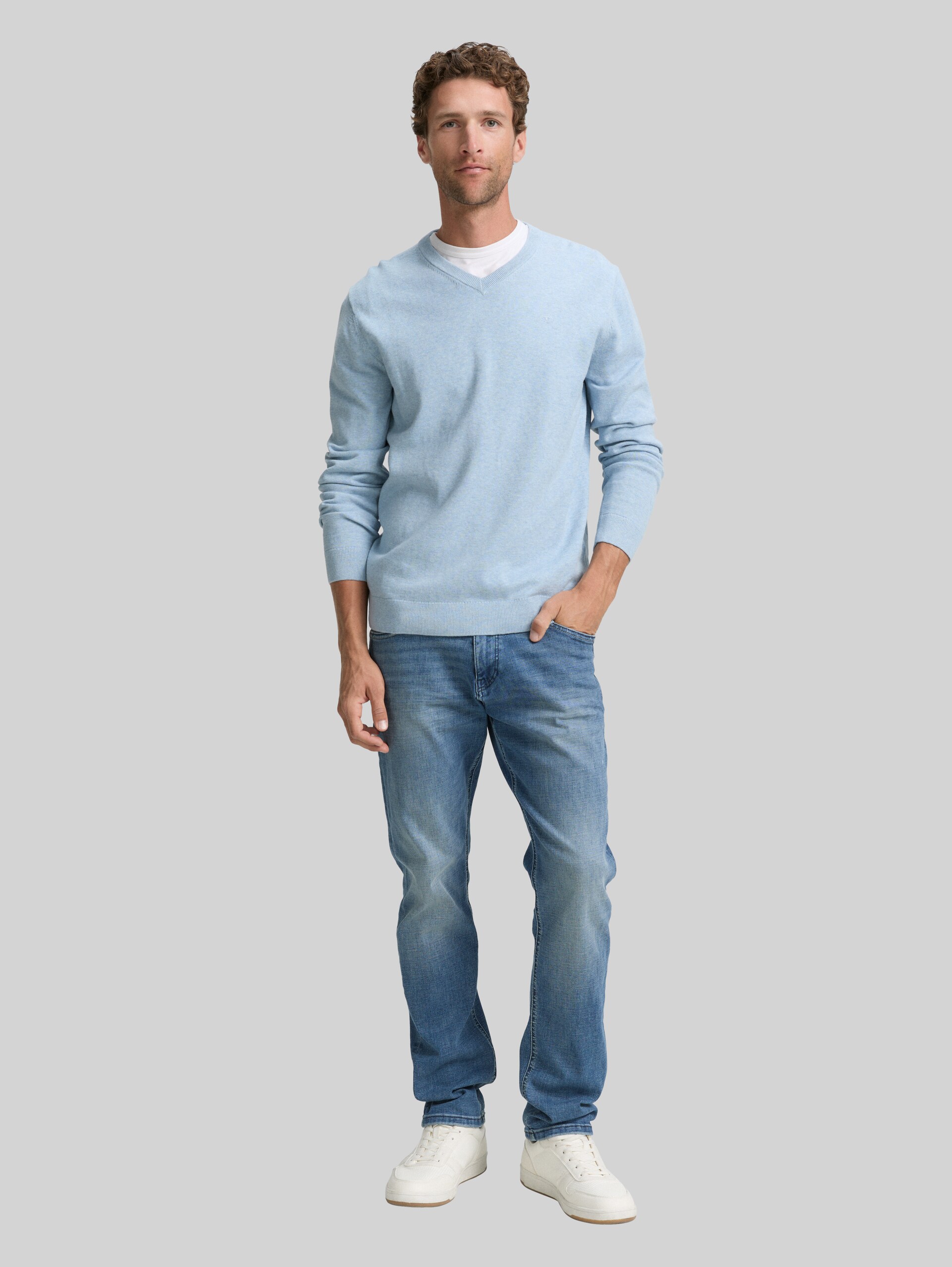 Strickpullover mit V-Ausschnitt aus Baumwolle - light metal blue melange - Model-Vorderansicht