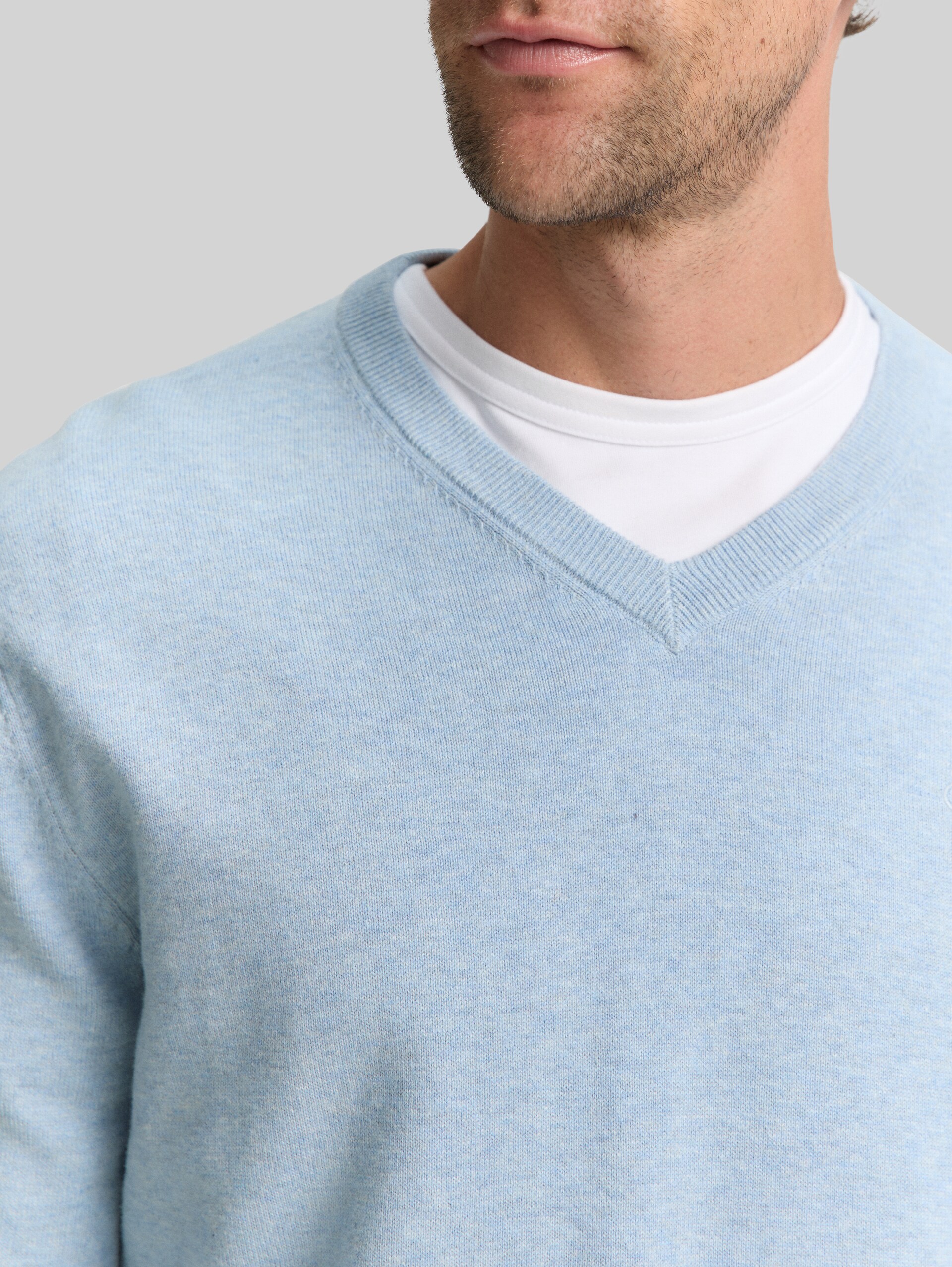 Strickpullover mit V-Ausschnitt aus Baumwolle - light metal blue melange - Detail-Model-Ansicht