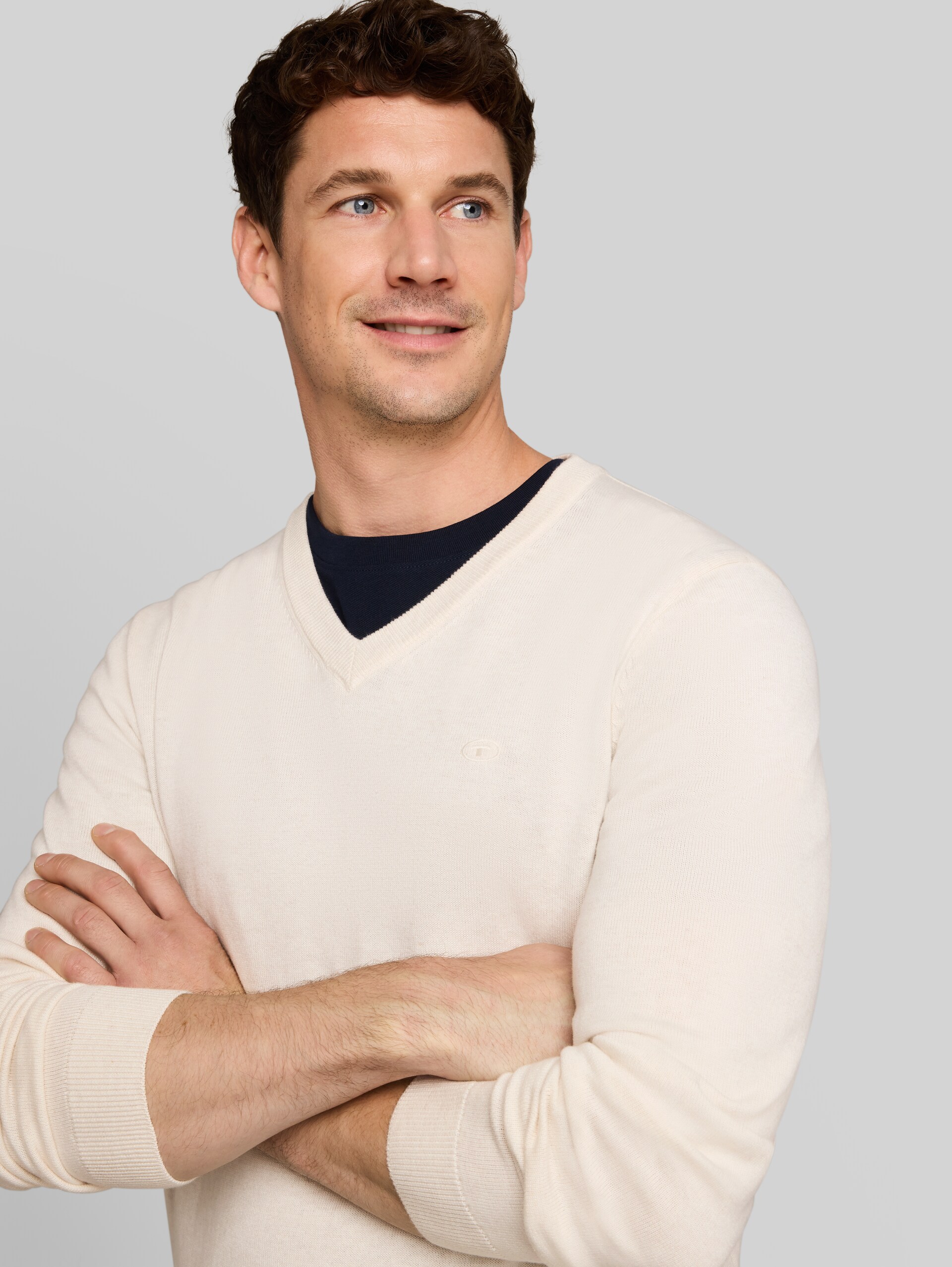 Pull en coton à col en V - soft buttercream melange - Vue détaillée du modèle