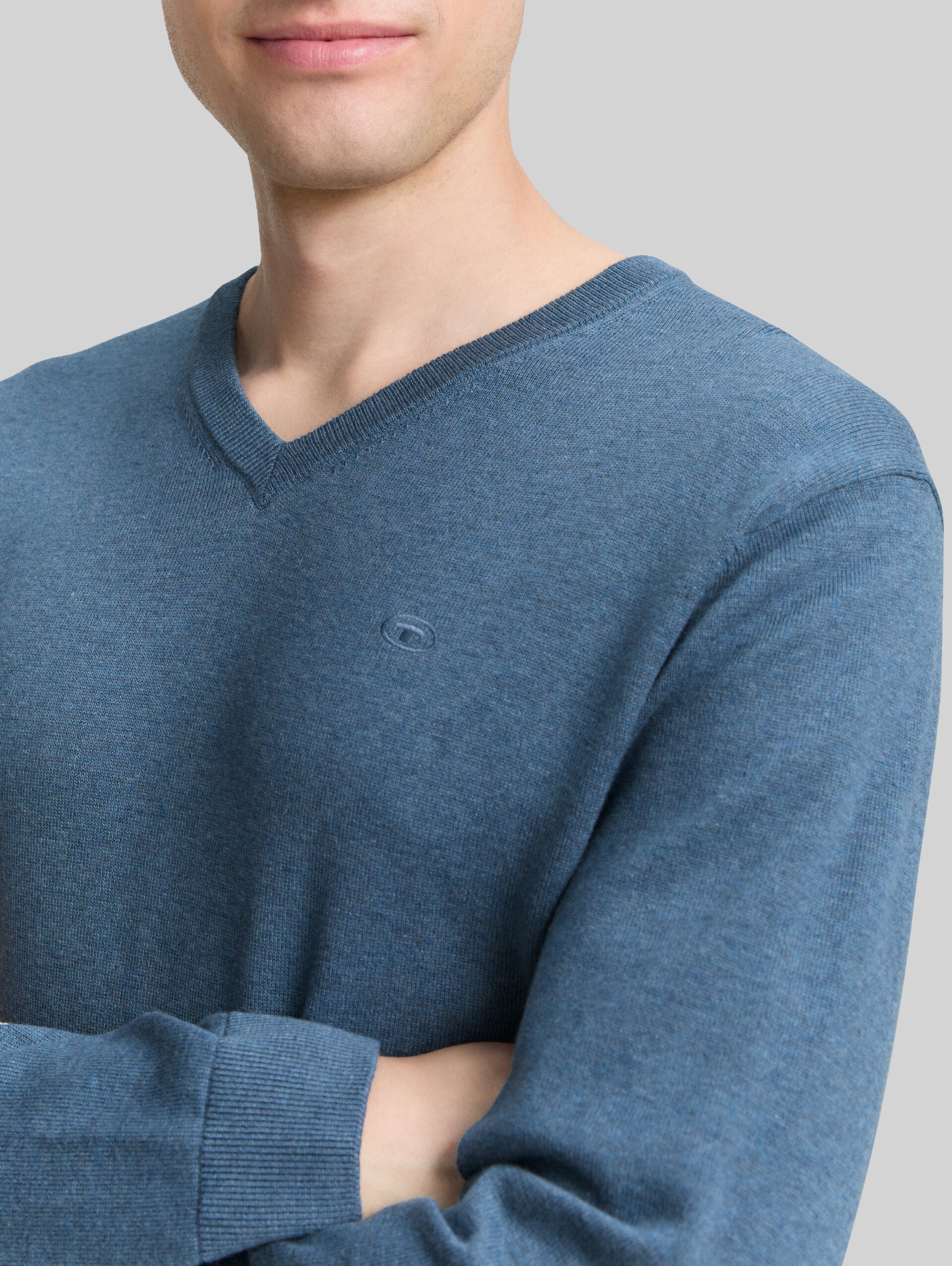 Strickpullover mit V-Ausschnitt aus Baumwolle - real teal melange - Detail-Model-Ansicht