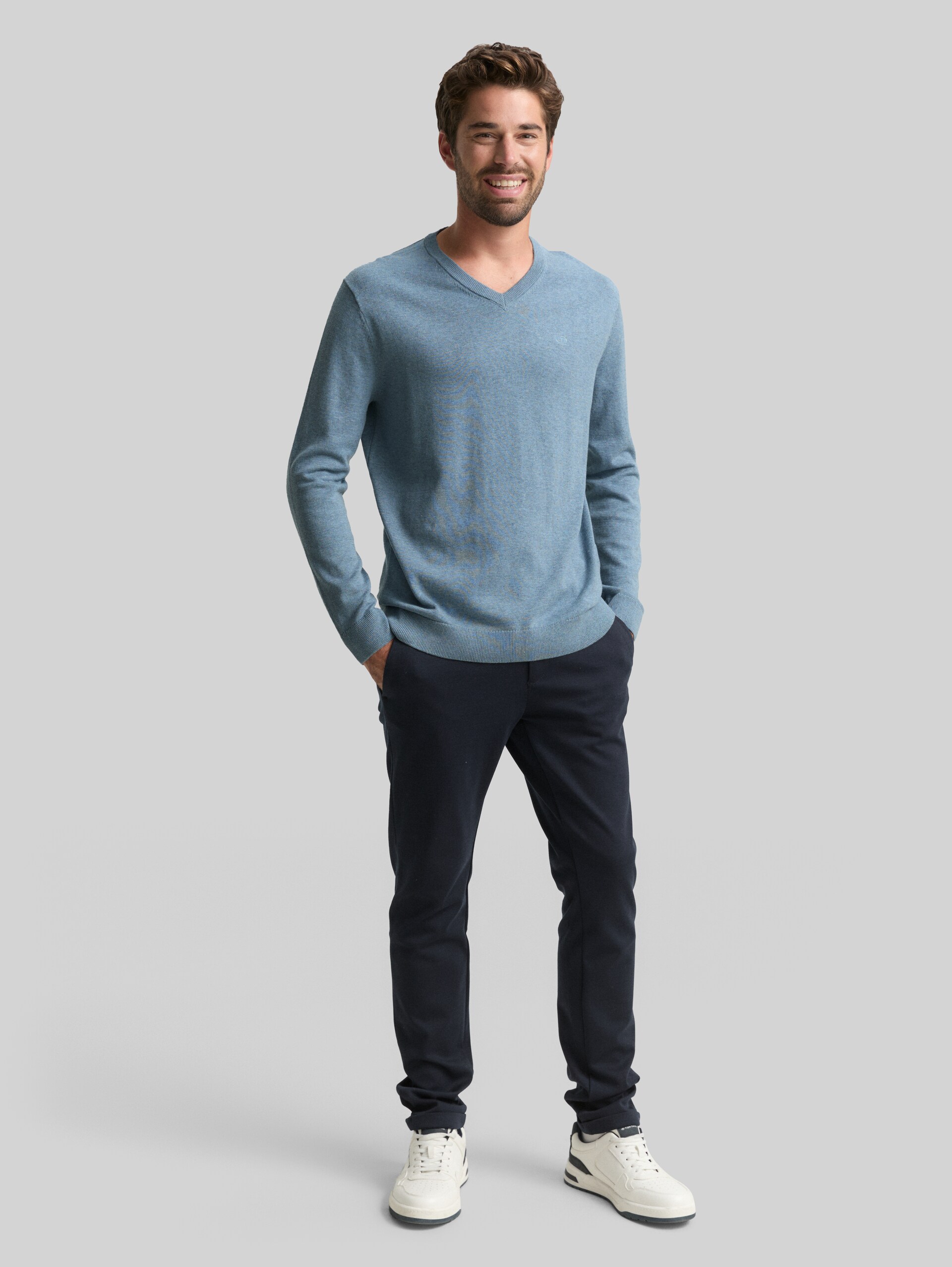 Pull en coton à col en V - faded blue melange - Vue de face du modèle