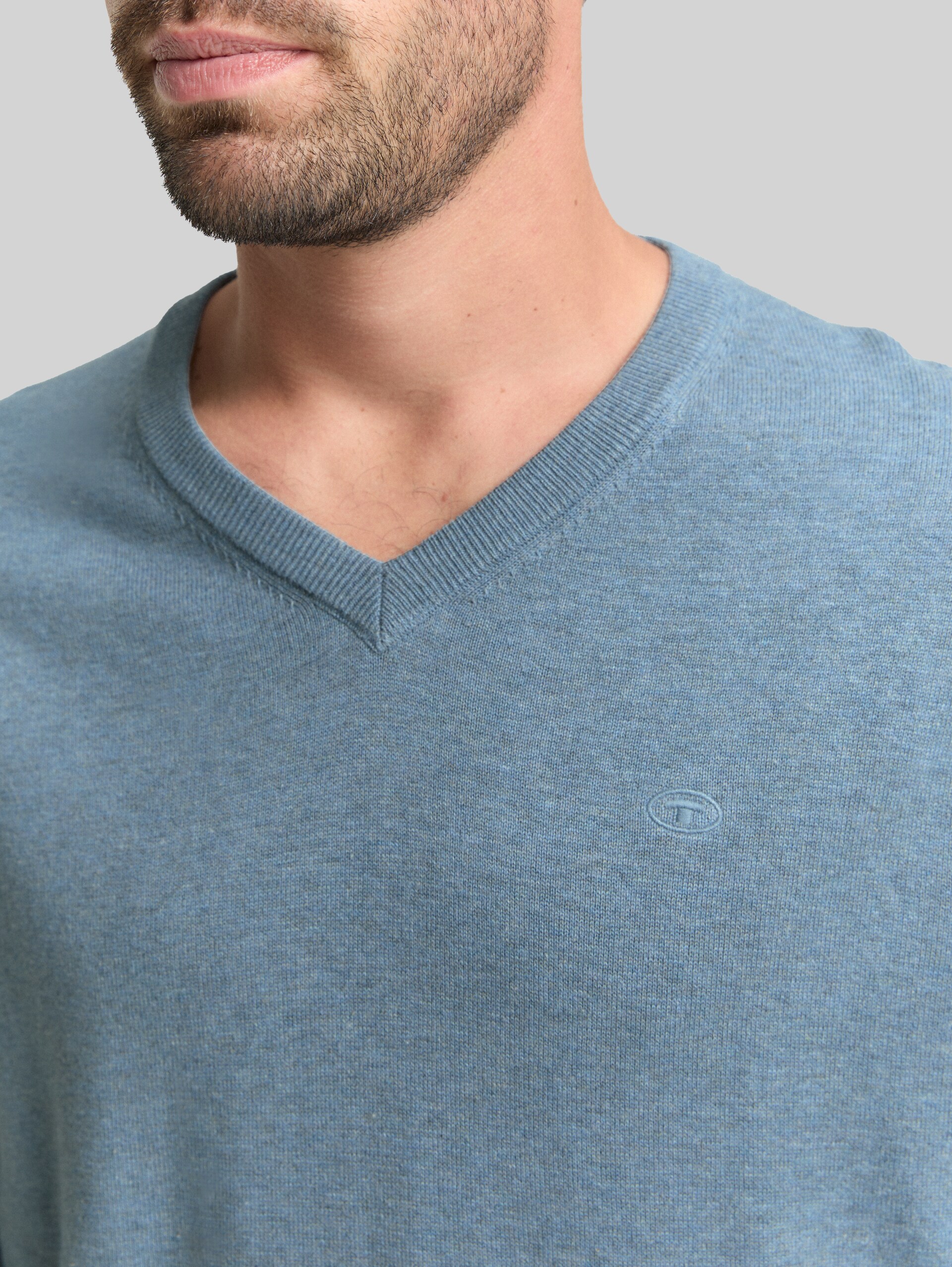 Pull en coton à col en V - faded blue melange - Vue détaillée du modèle