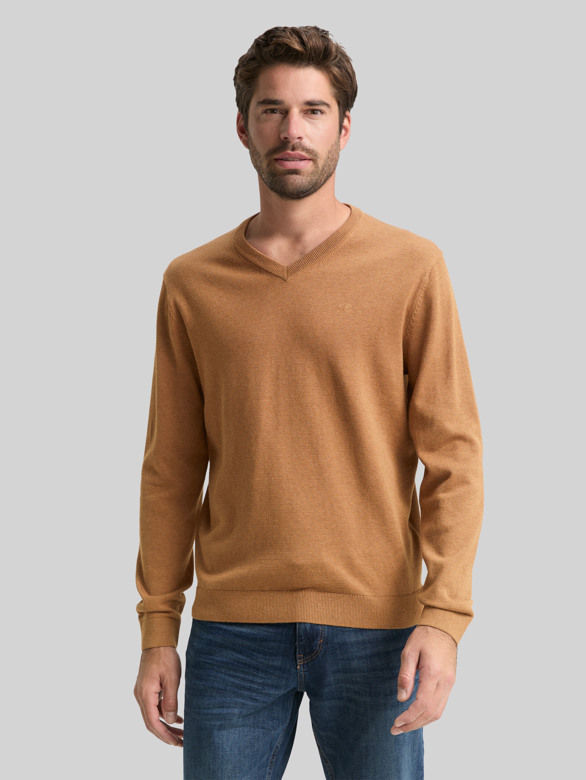 Strickpullover mit V-Ausschnitt aus Baumwolle - mid brown melange - Ausschnitt Model-Vorderansicht