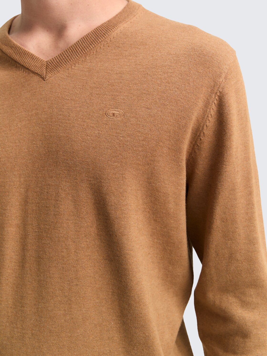 Strickpullover mit V-Ausschnitt aus Baumwolle - mid brown melange - Detail-Model-Ansicht