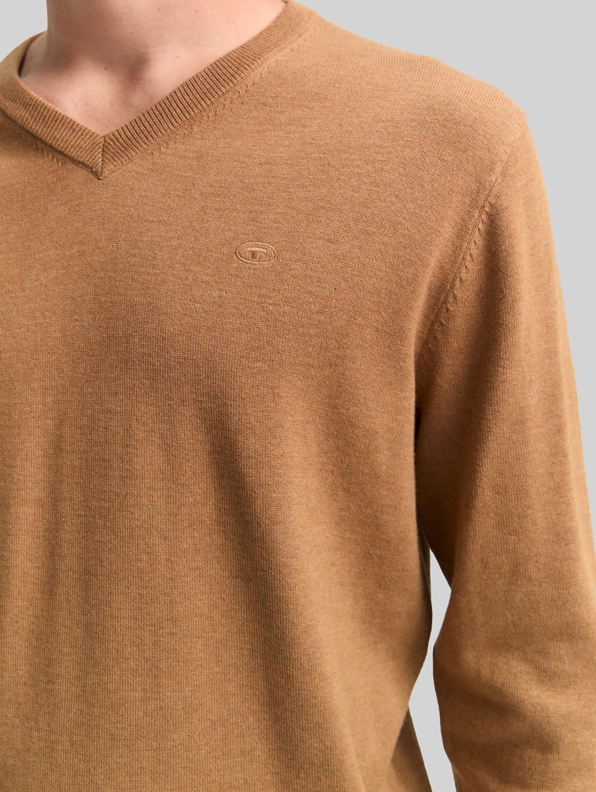 Strickpullover mit V-Ausschnitt aus Baumwolle - mid brown melange - Detail-Model-Ansicht