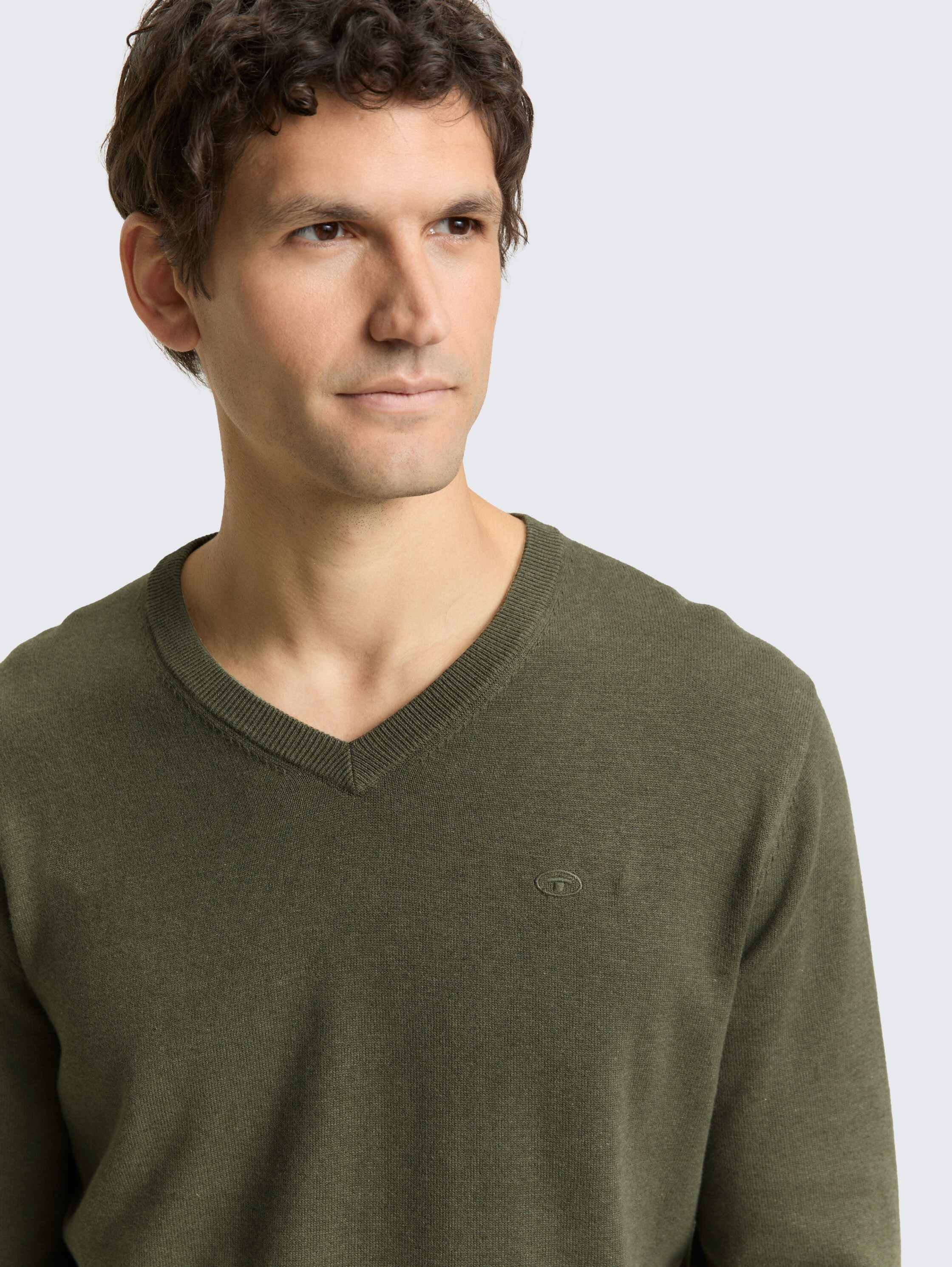 Cotton knit jumper with V-neck - tea leaf melange - Detail model view