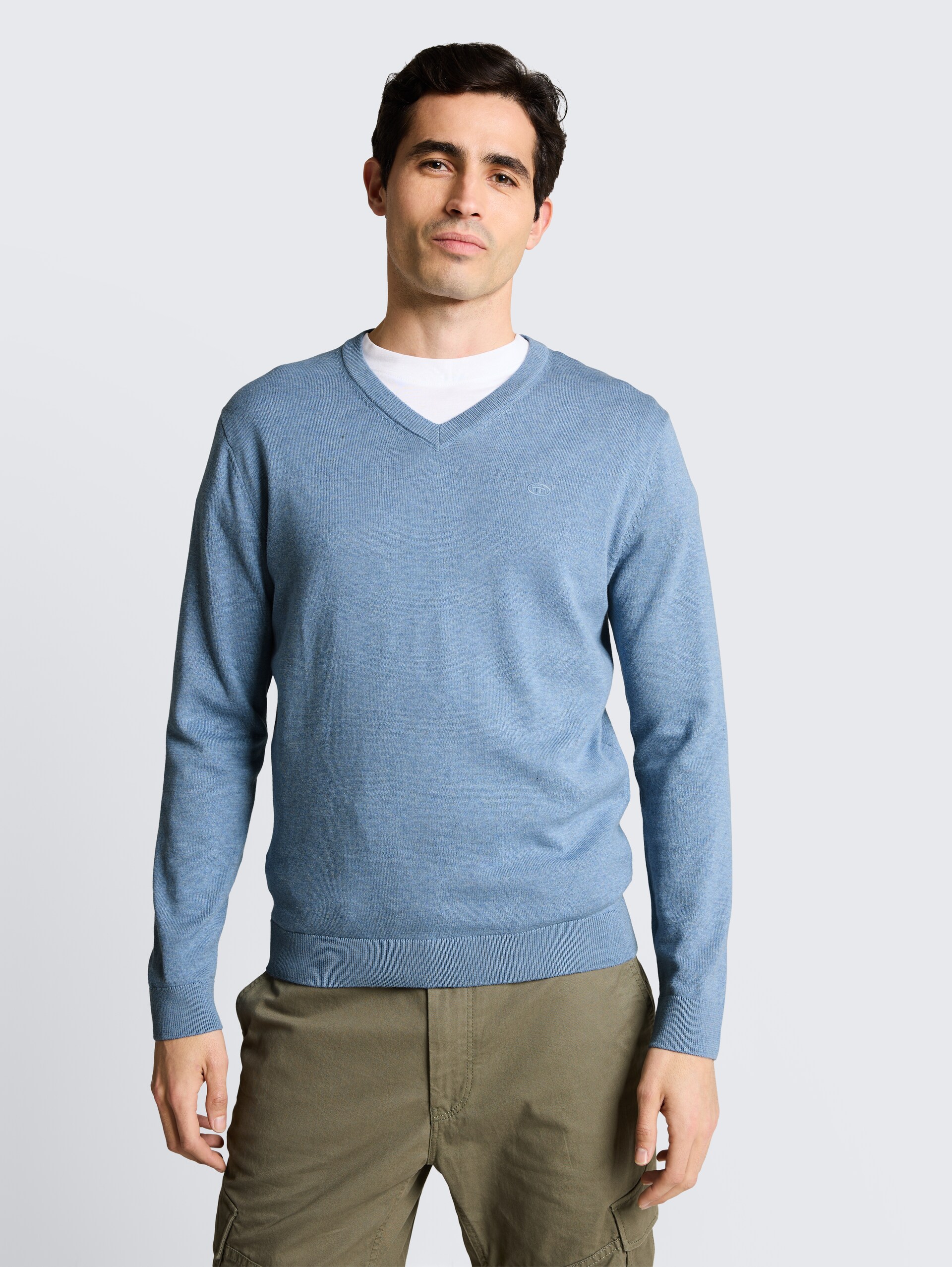 Strickpullover mit V-Ausschnitt aus Baumwolle - mountain spring blue melange - Ausschnitt Model-Vorderansicht