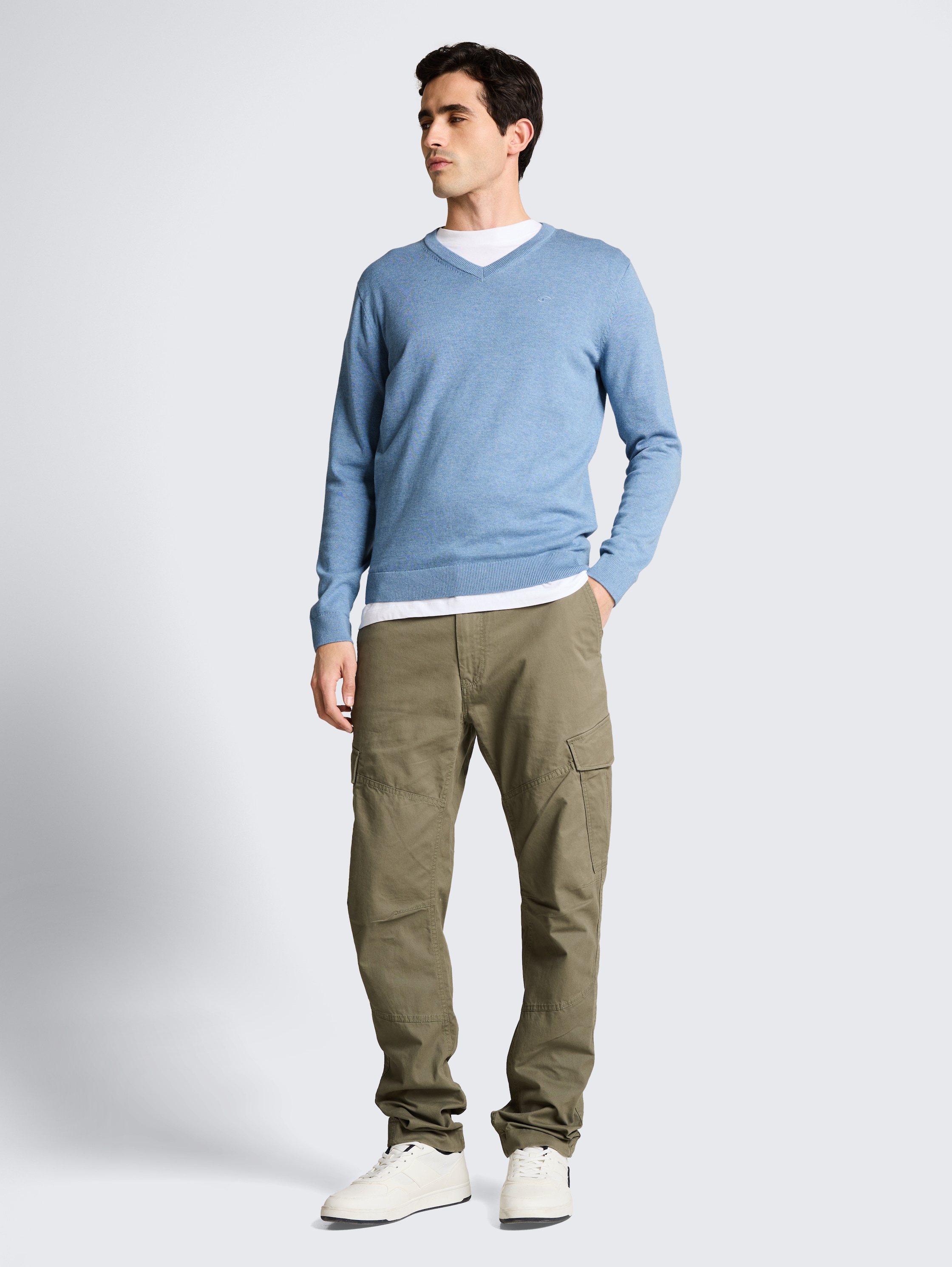 Strickpullover mit V-Ausschnitt aus Baumwolle - mountain spring blue melange - Model-Vorderansicht