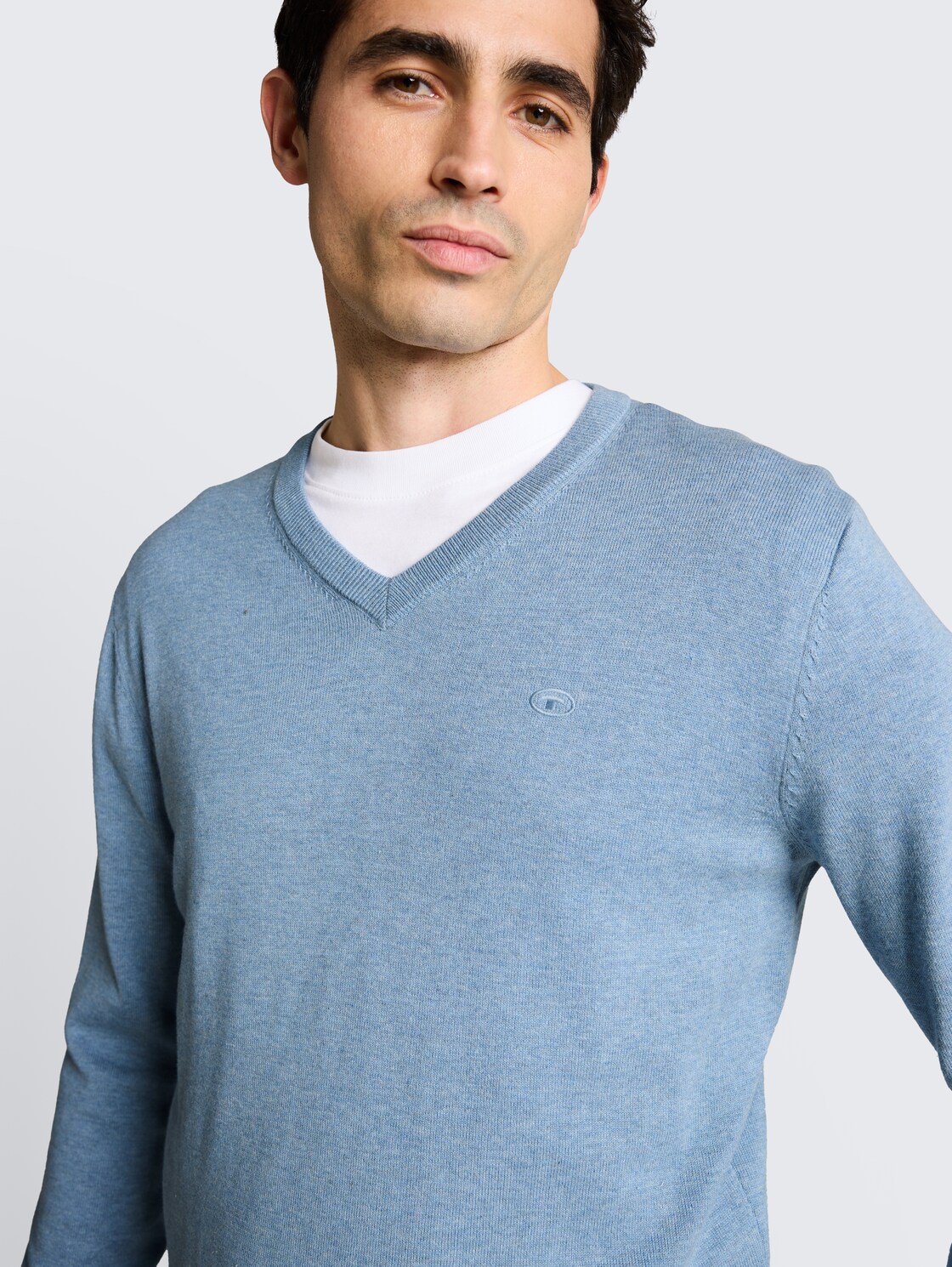 Strickpullover mit V-Ausschnitt aus Baumwolle - mountain spring blue melange - Detail-Model-Ansicht