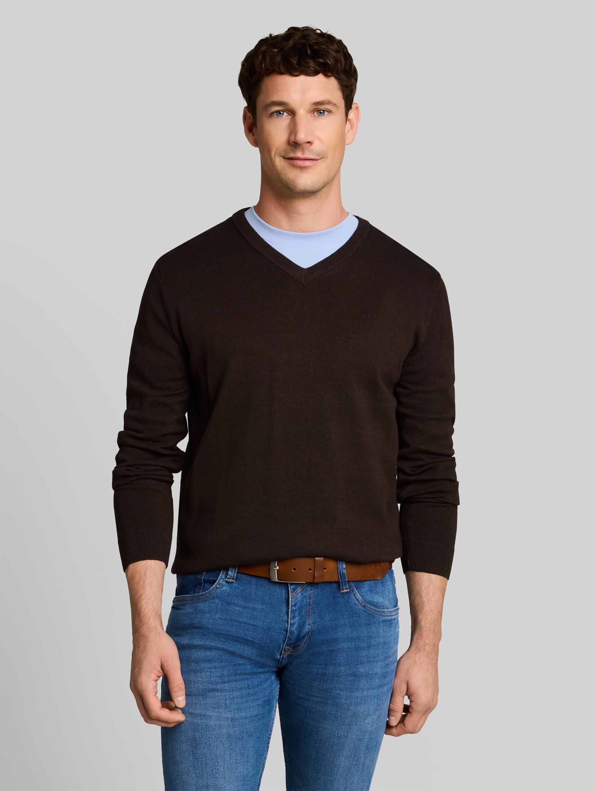 Strickpullover mit V-Ausschnitt aus Baumwolle - dark chocolate brown melange - Ausschnitt Model-Vorderansicht