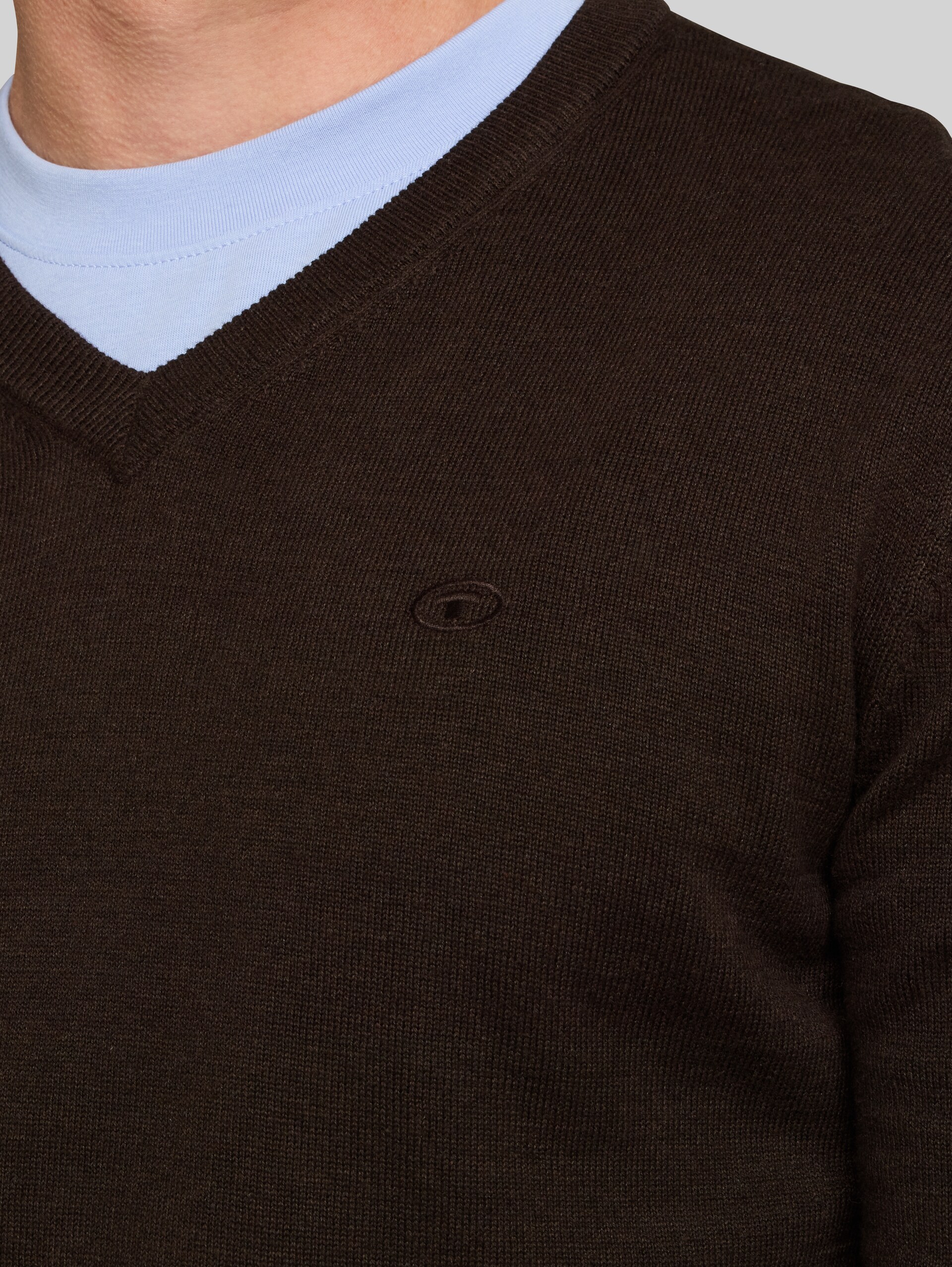 Strickpullover mit V-Ausschnitt aus Baumwolle - dark chocolate brown melange - Detail-Model-Ansicht