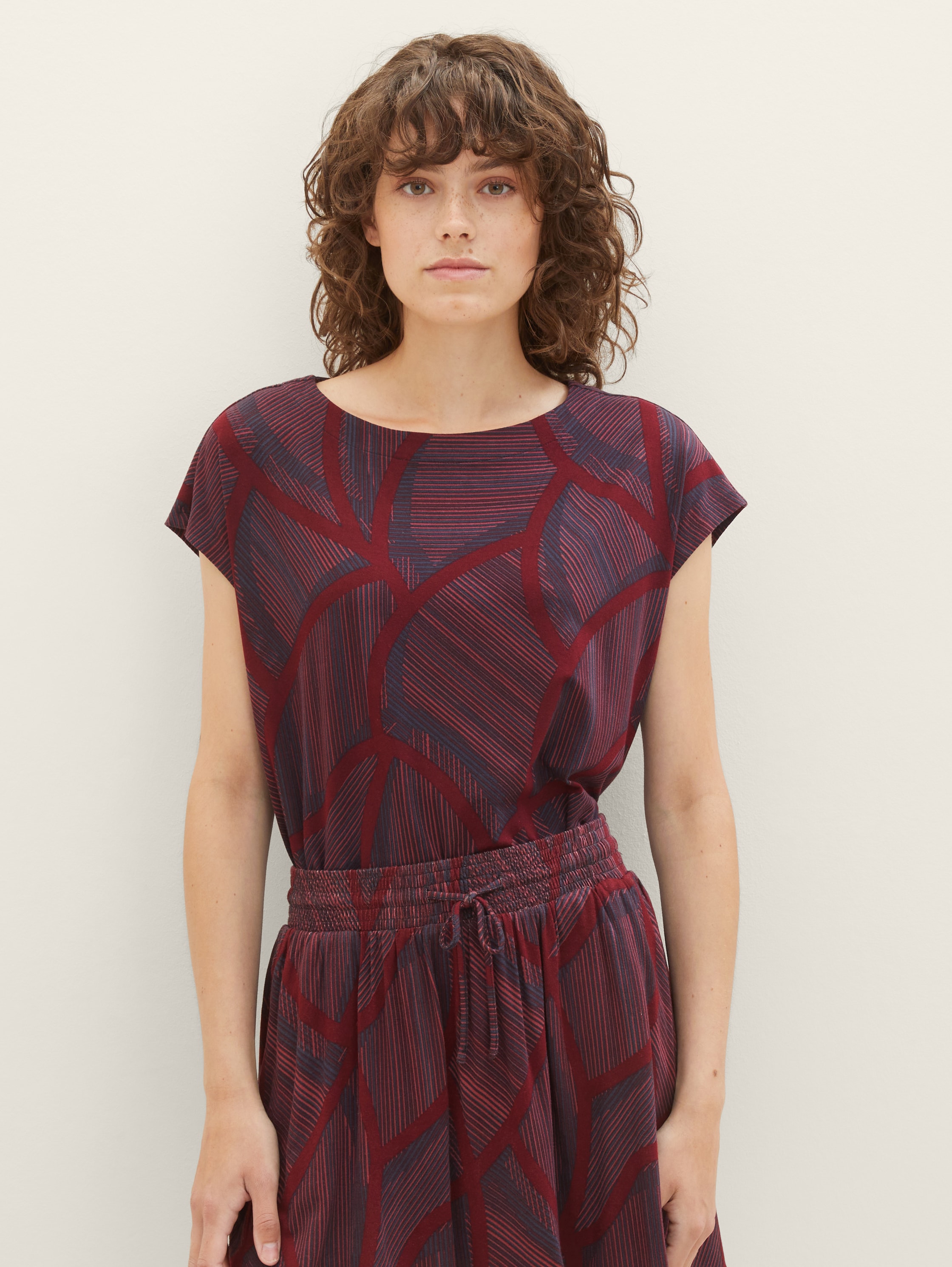 Patterned T-shirt - navy abstract lines - Neckline model front view