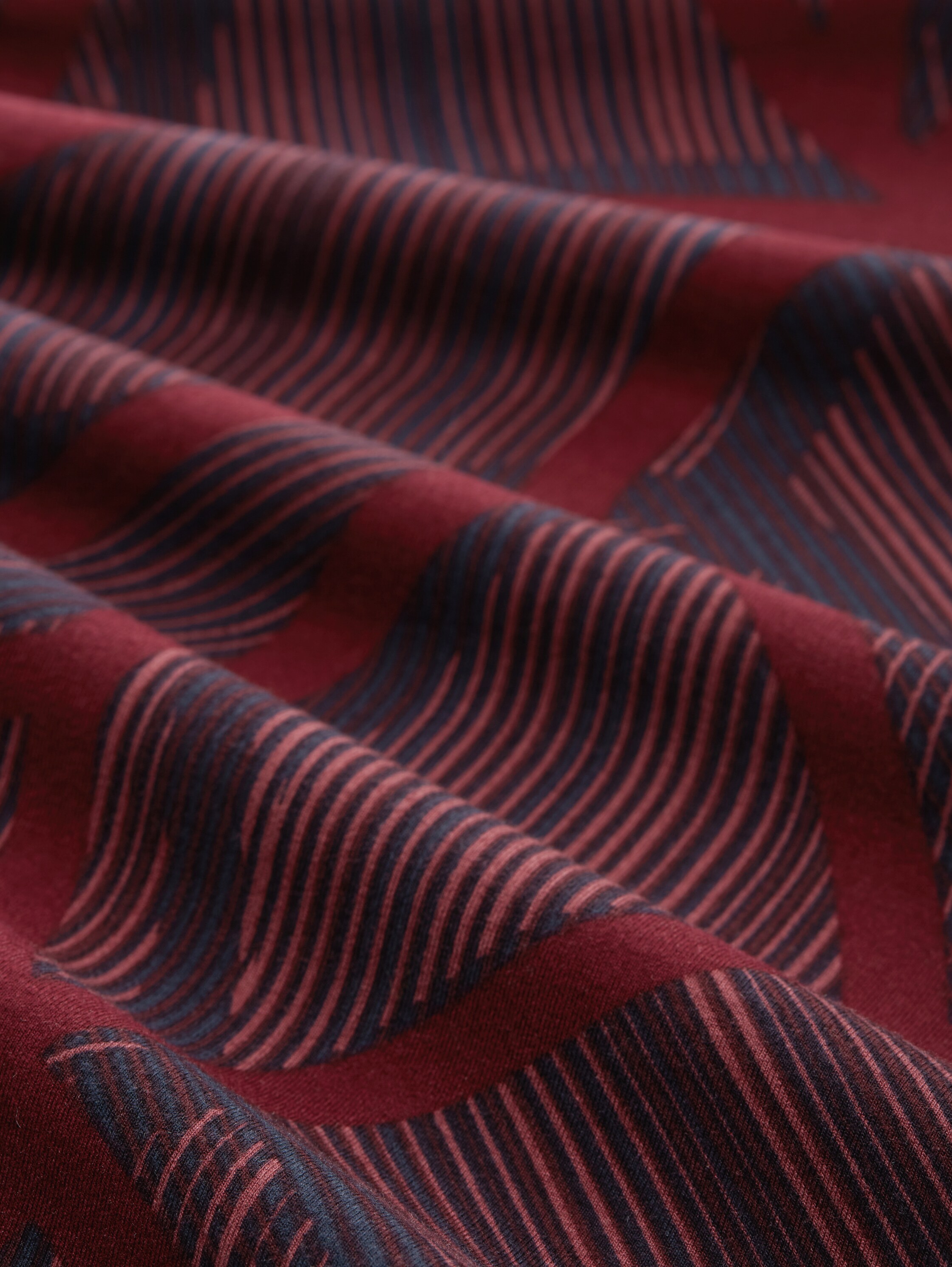 Patterned T-shirt - navy abstract lines - Material view