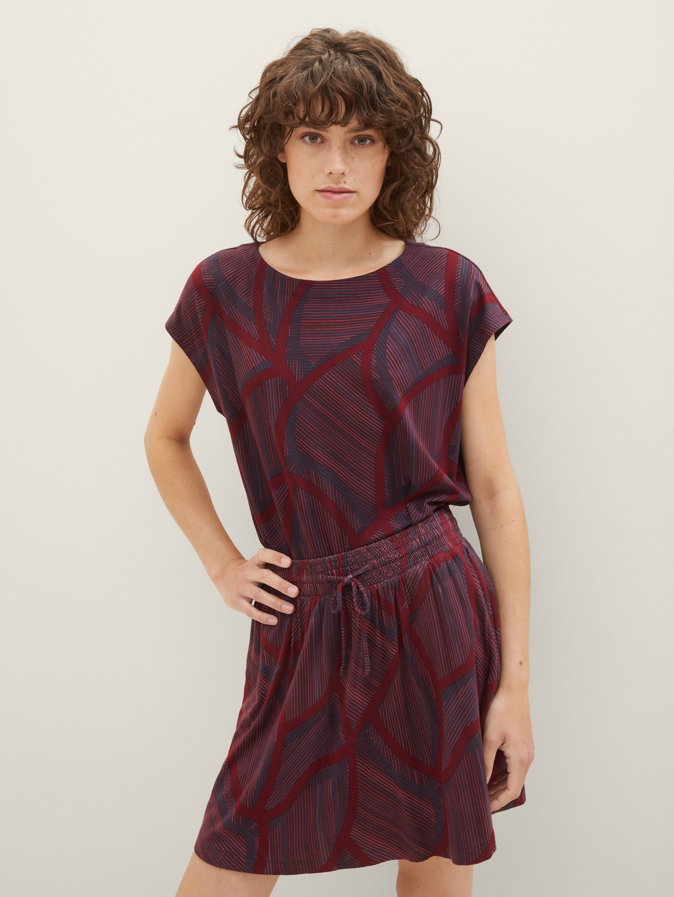 Patterned T-shirt - navy abstract lines - Detail model view