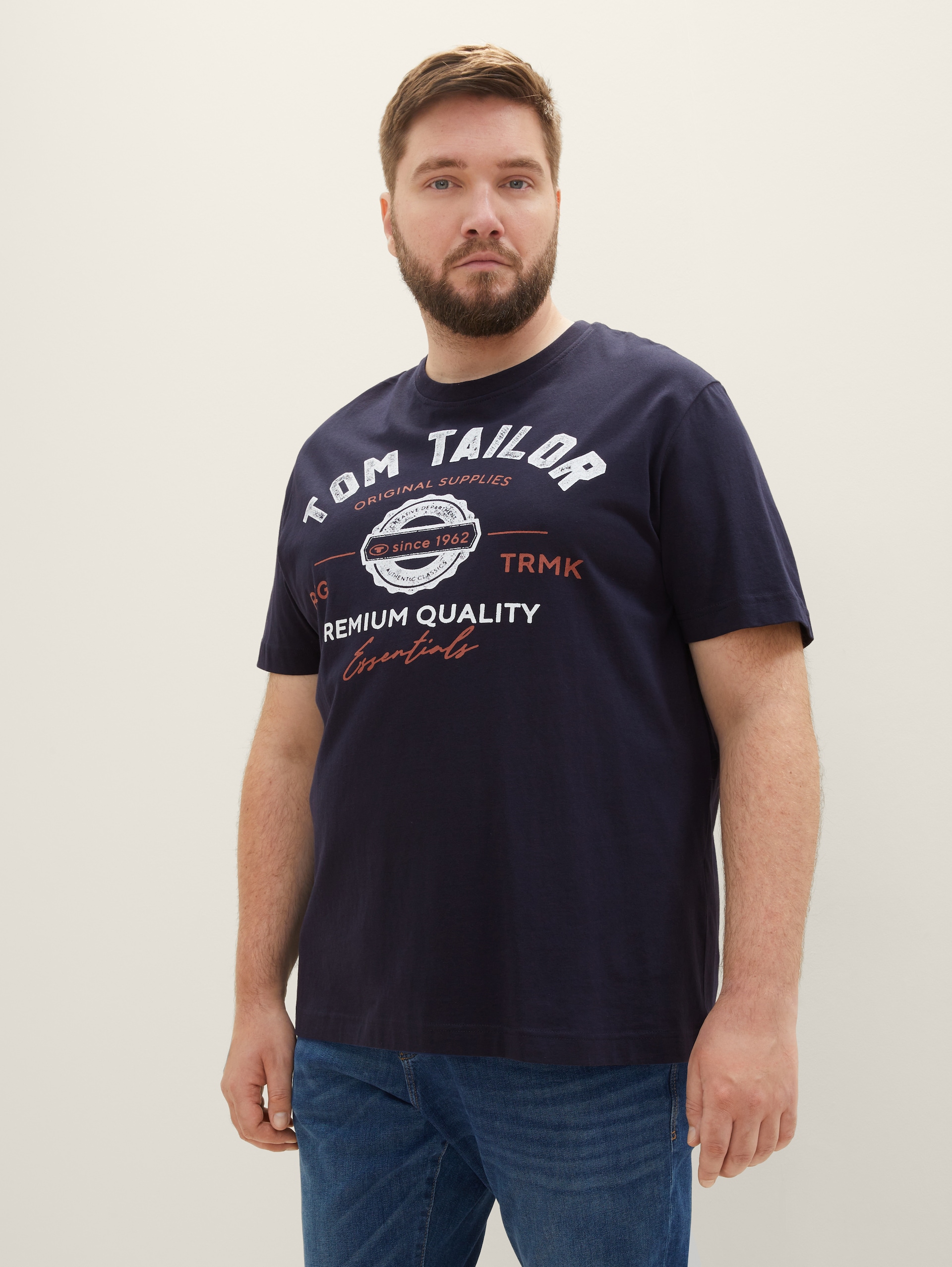 Plus Size - T-Shirt mit Logo Print - sky captain blue - Ausschnitt Model-Vorderansicht