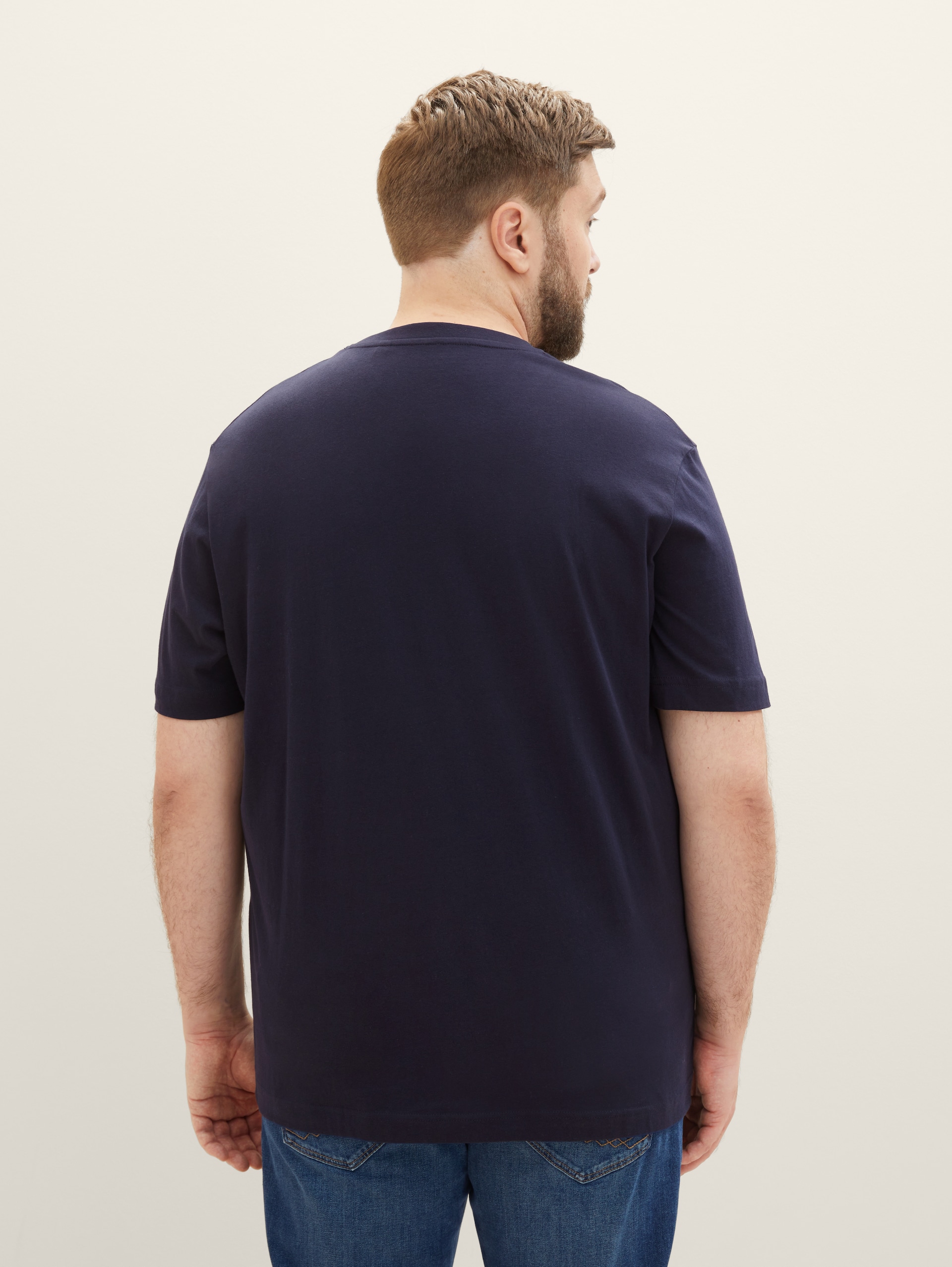 Plus Size - T-Shirt mit Logo Print - sky captain blue - Auschnitt Model-Rückansicht