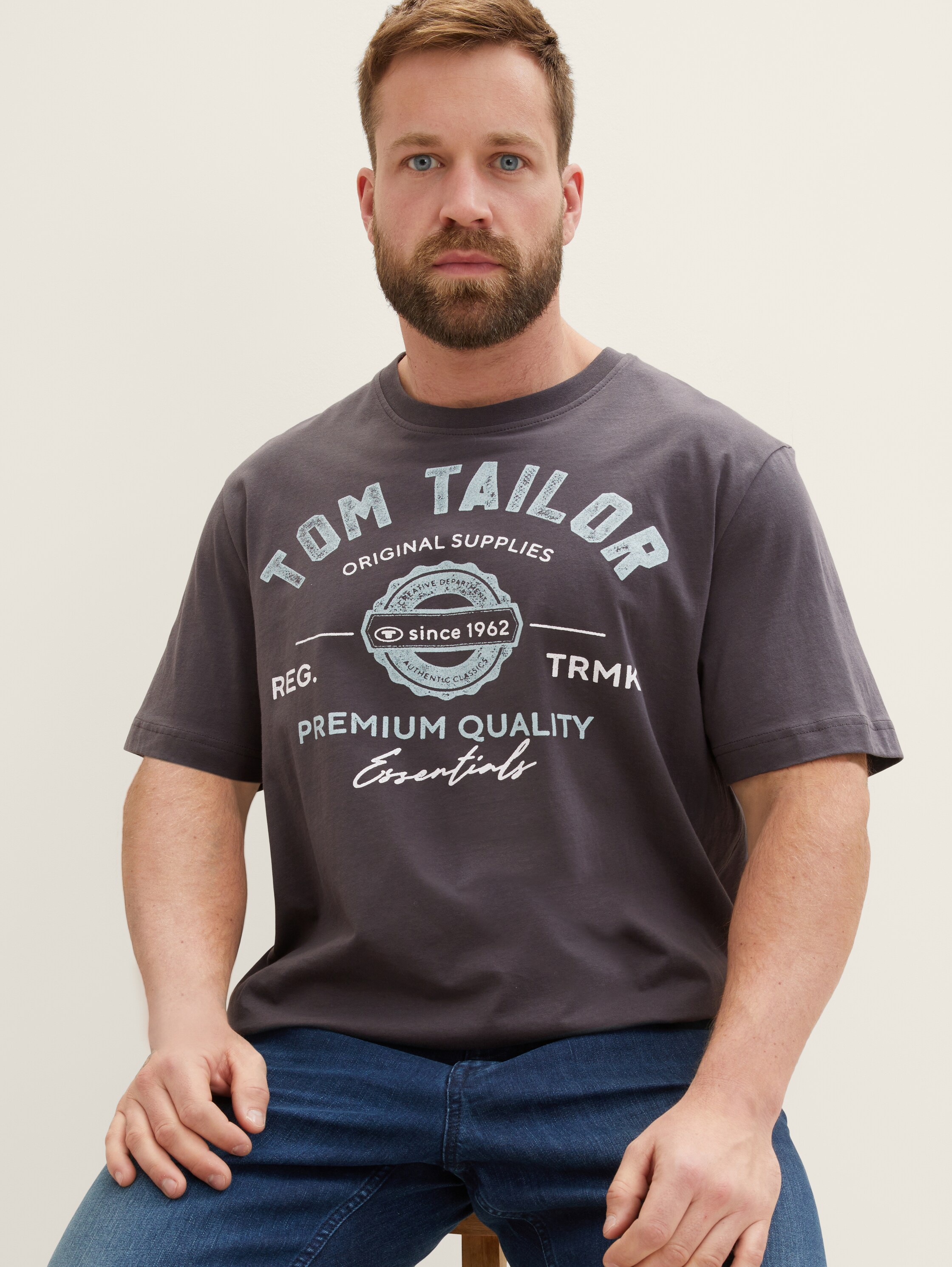 Plus Size - T-Shirt mit Logo Print - Tarmac Grey