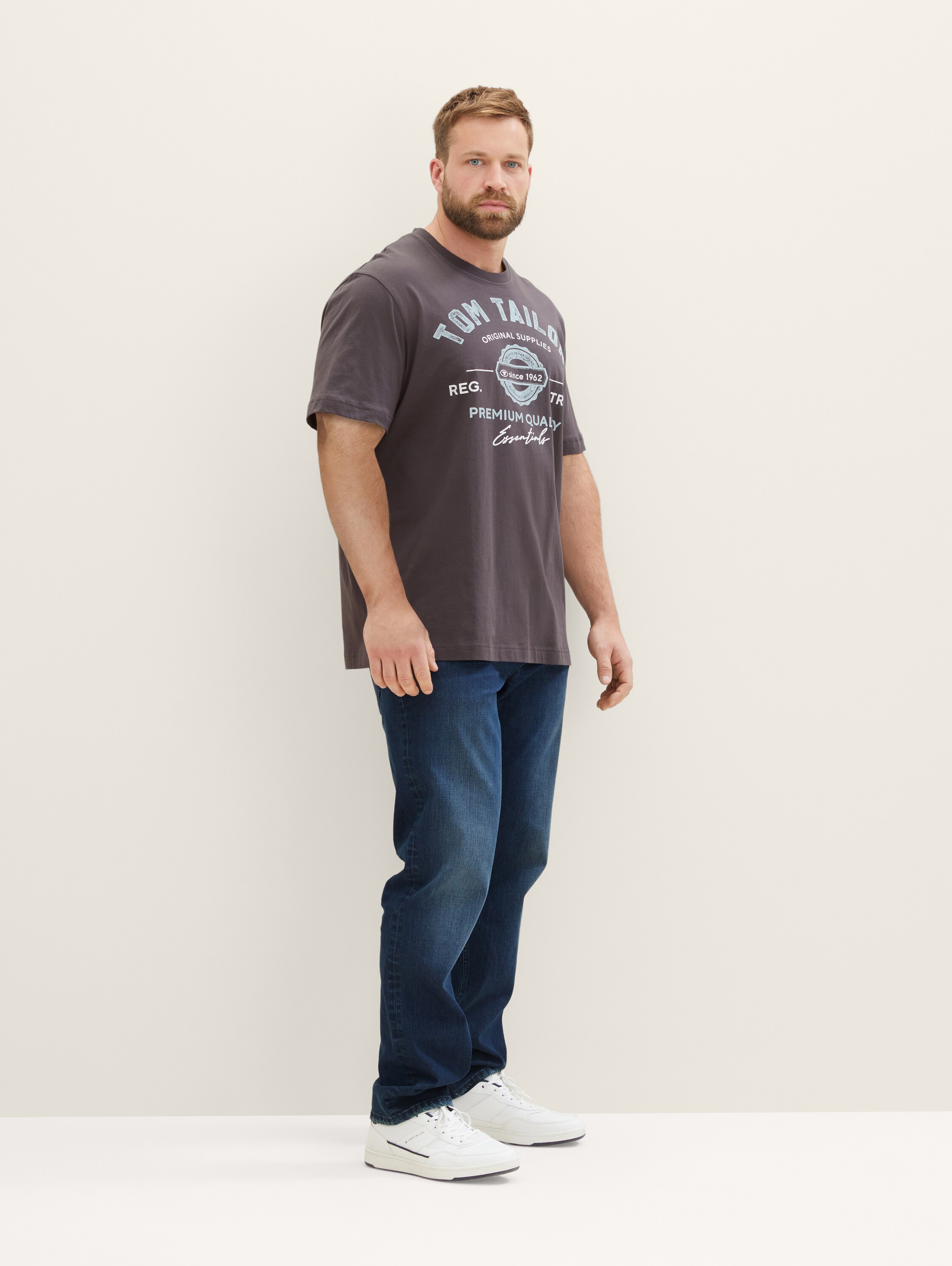 Plus Size - T-Shirt mit Logo Print - Tarmac Grey - Detail-Model-Ansicht